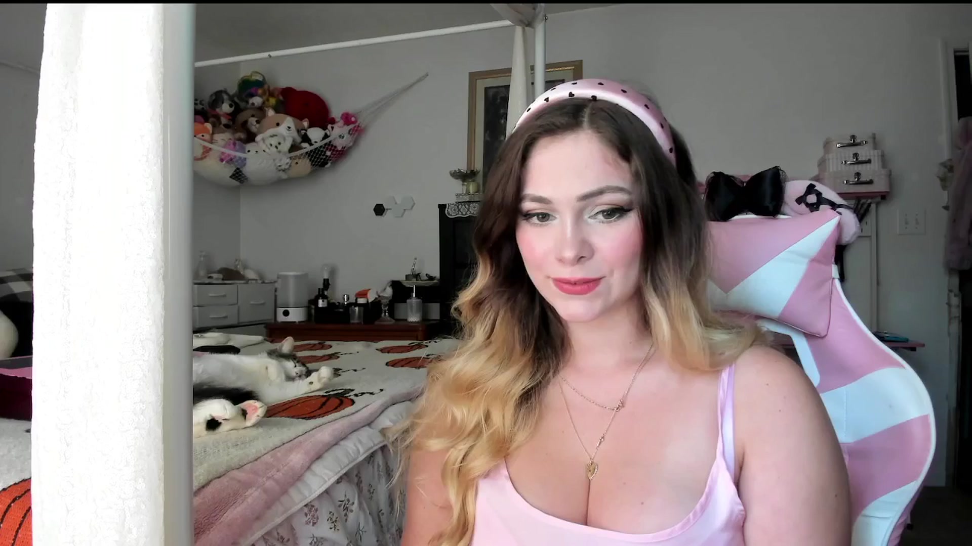 Gallery image thumbnail from lolypopbubble's myfreecams stream on, 09/10/2025, 20:14 image 16 of 20