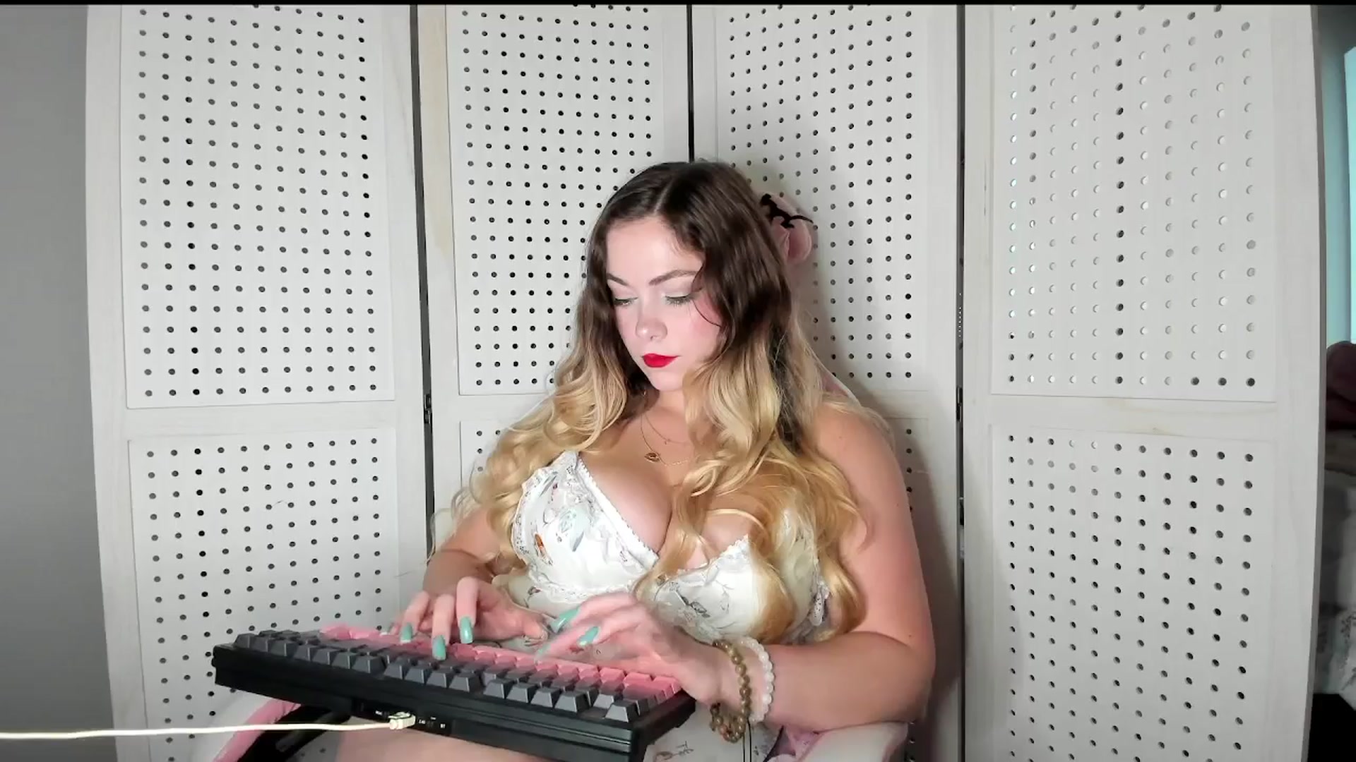 Gallery image thumbnail from lolypopbubble's myfreecams stream on, 09/23/2025, 19:06 image 5 of 20