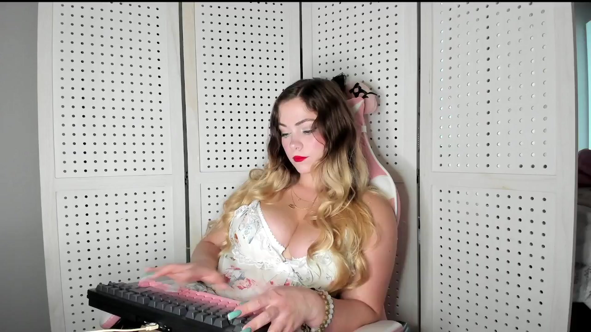 Gallery image thumbnail from lolypopbubble's myfreecams stream on, 09/23/2025, 19:06 image 6 of 20