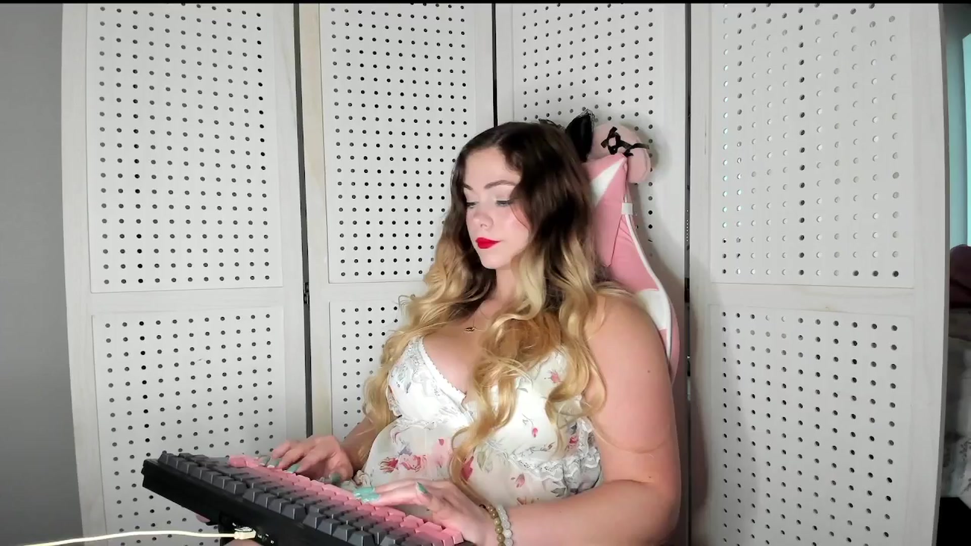 Gallery image thumbnail from lolypopbubble's myfreecams stream on, 09/23/2025, 19:06 image 4 of 20