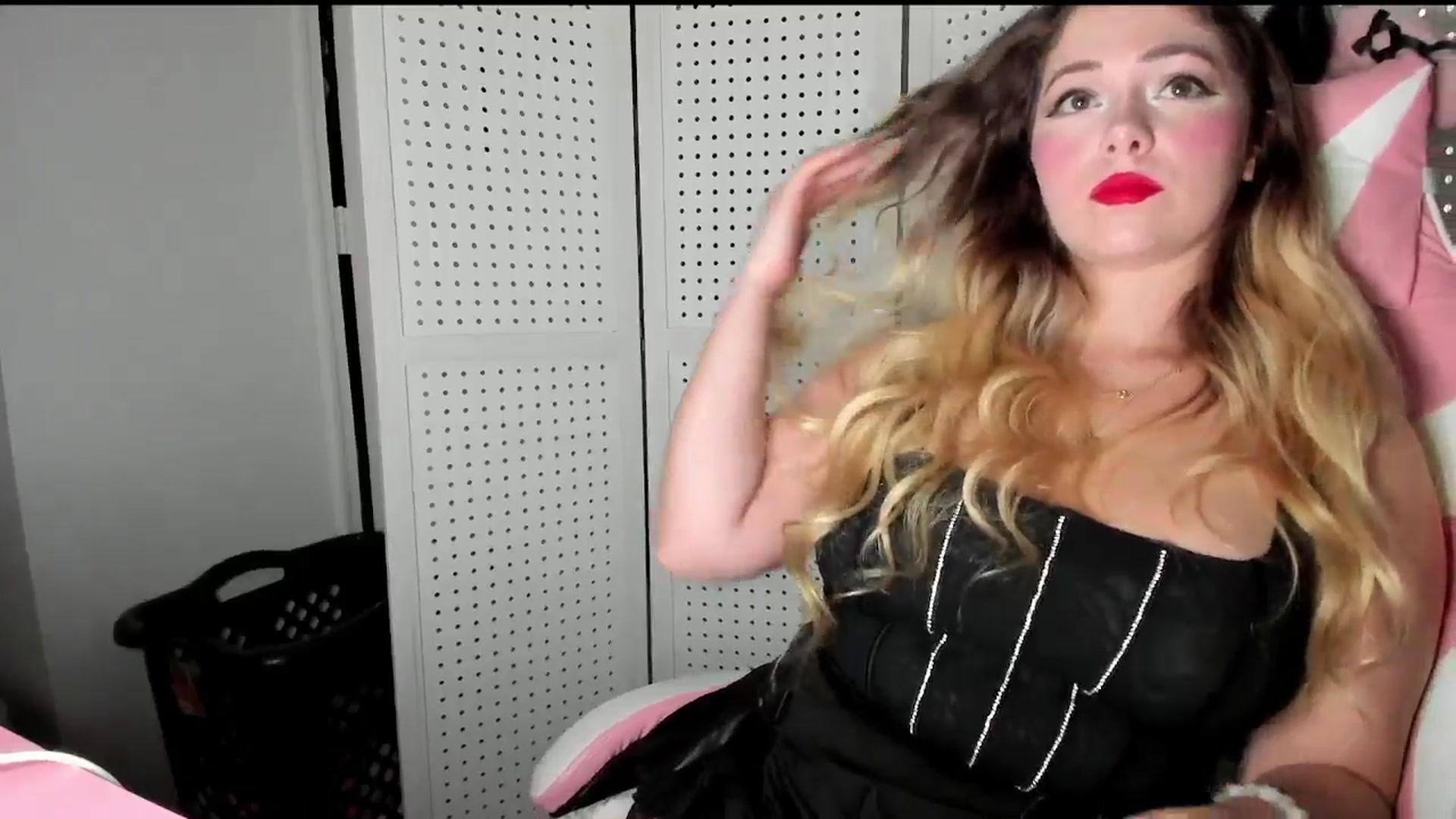 Gallery image thumbnail from lolypopbubble's myfreecams stream on, 09/24/2025, 18:22 image 15 of 20