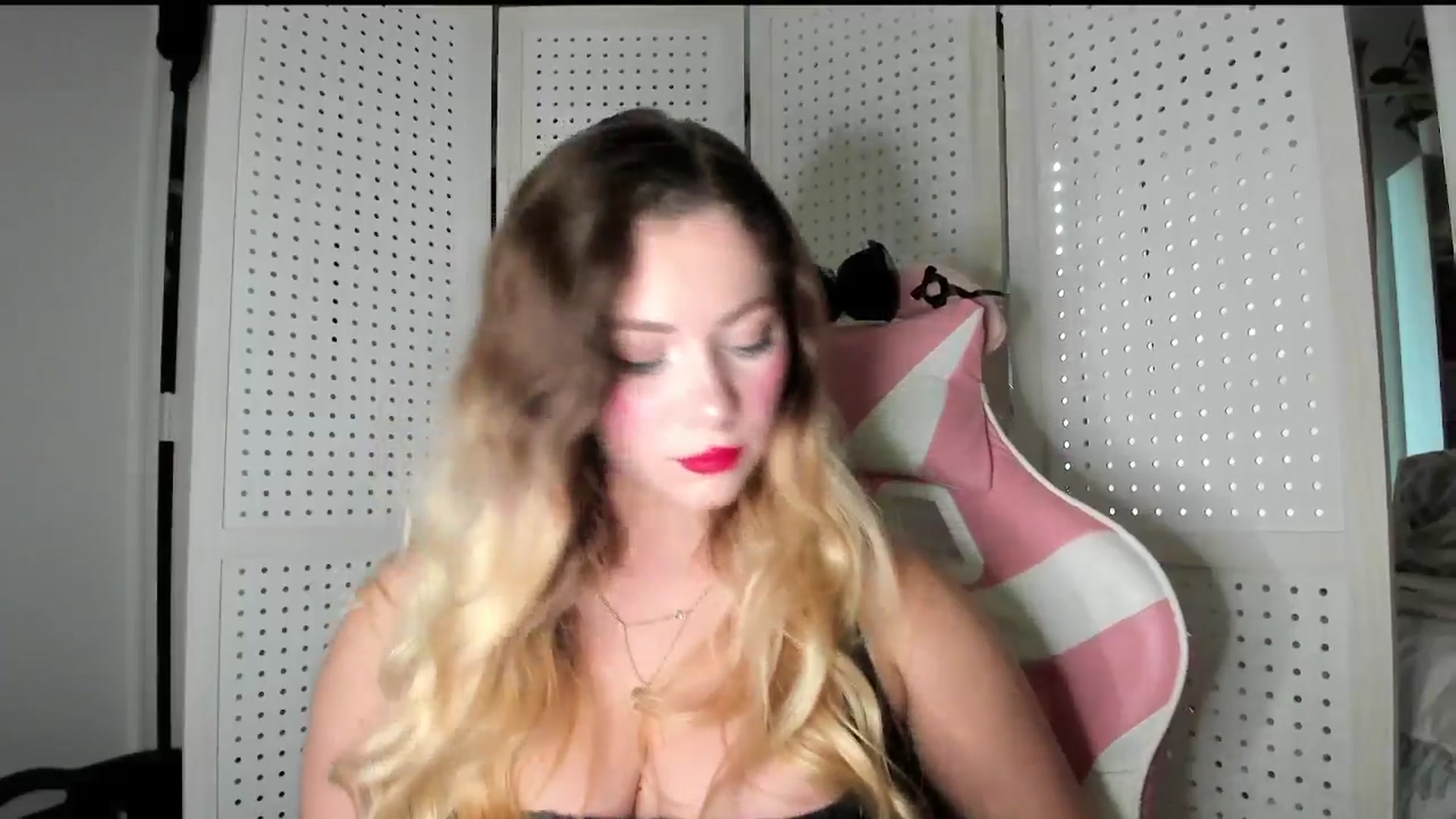 Gallery image thumbnail from lolypopbubble's myfreecams stream on, 09/24/2025, 18:22 image 19 of 20