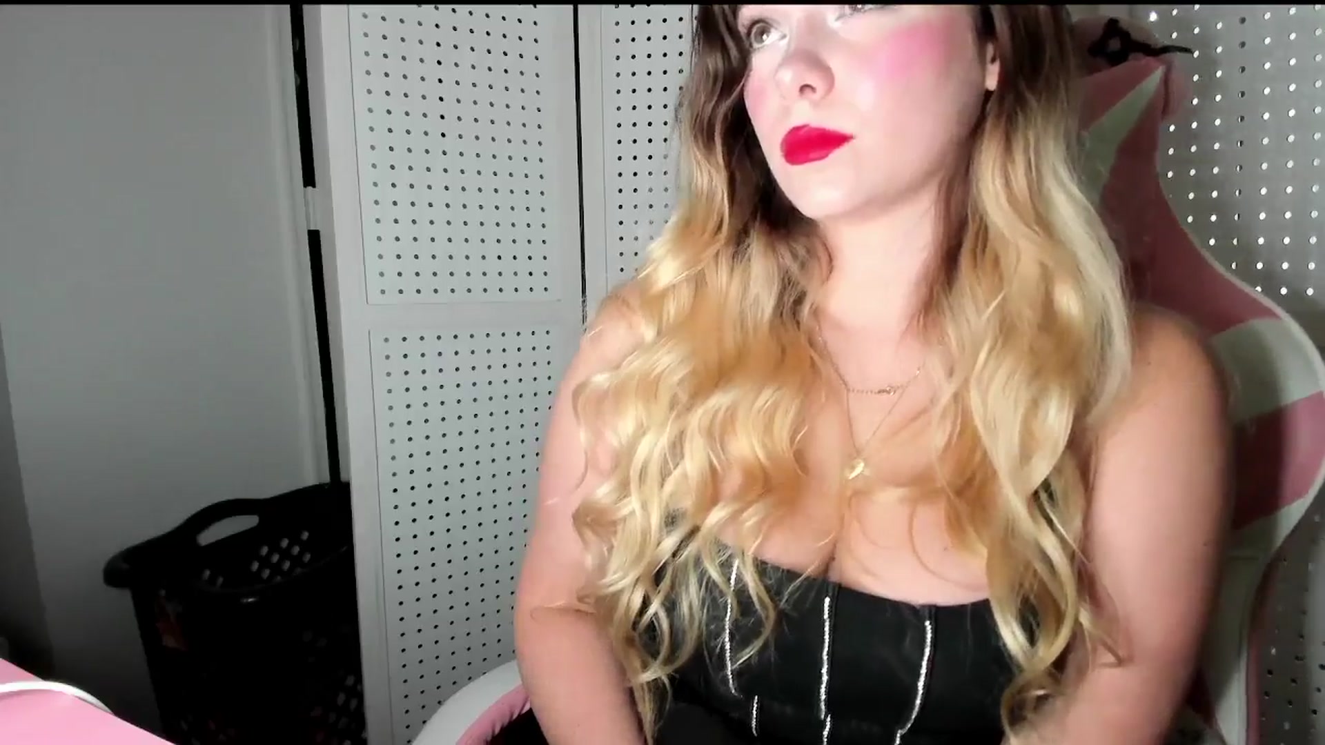Gallery image thumbnail from lolypopbubble's myfreecams stream on, 09/24/2025, 18:22 image 16 of 20