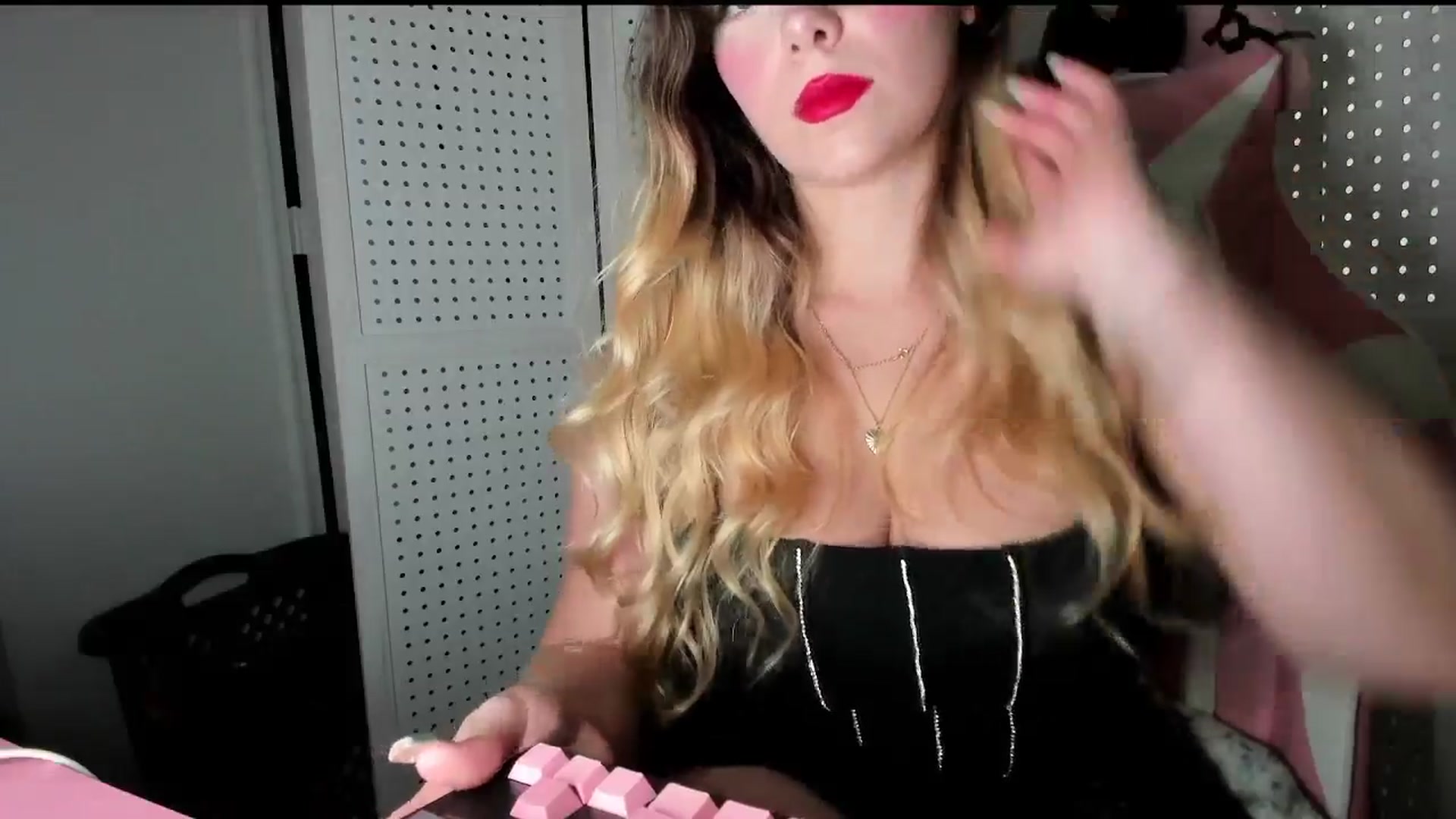 Gallery image thumbnail from lolypopbubble's myfreecams stream on, 09/24/2025, 18:22 image 14 of 20