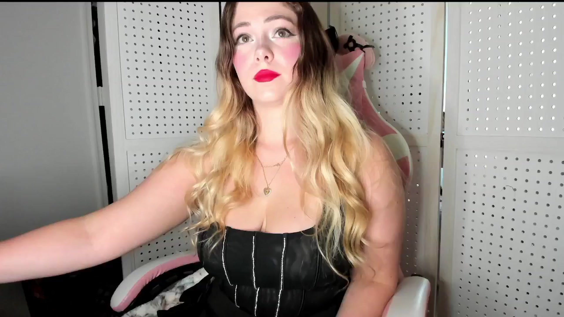 Gallery image thumbnail from lolypopbubble's myfreecams stream on, 09/24/2025, 18:22 image 8 of 20