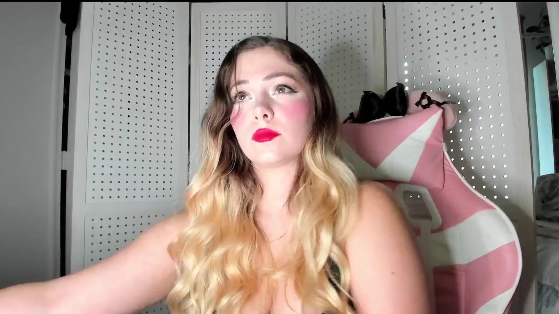Gallery image thumbnail from lolypopbubble's myfreecams stream on, 09/24/2025, 18:22 image 17 of 20