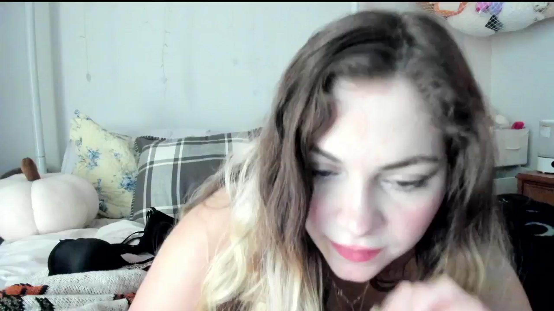 Gallery image thumbnail from lolypopbubble's myfreecams stream on, 09/25/2025, 21:05 image 20 of 20