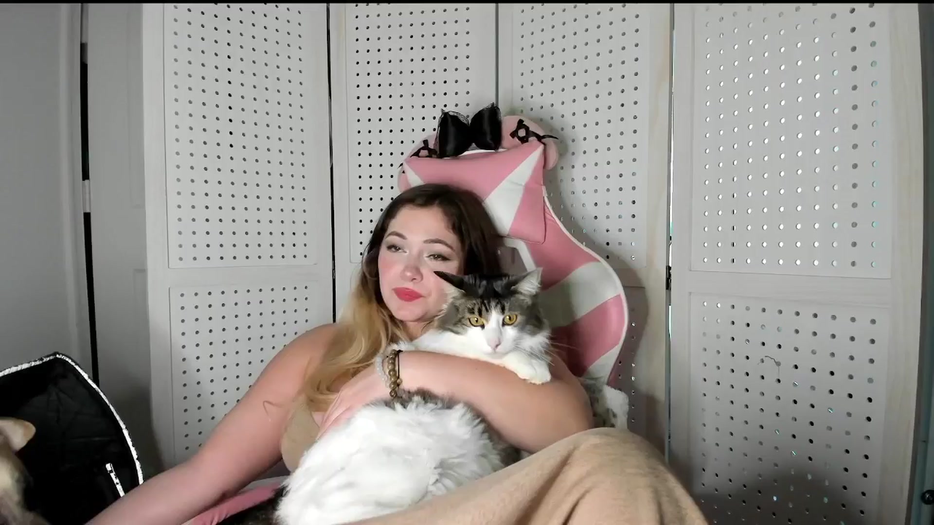 Gallery image thumbnail from lolypopbubble's myfreecams stream on, 09/26/2025, 19:39 image 14 of 20
