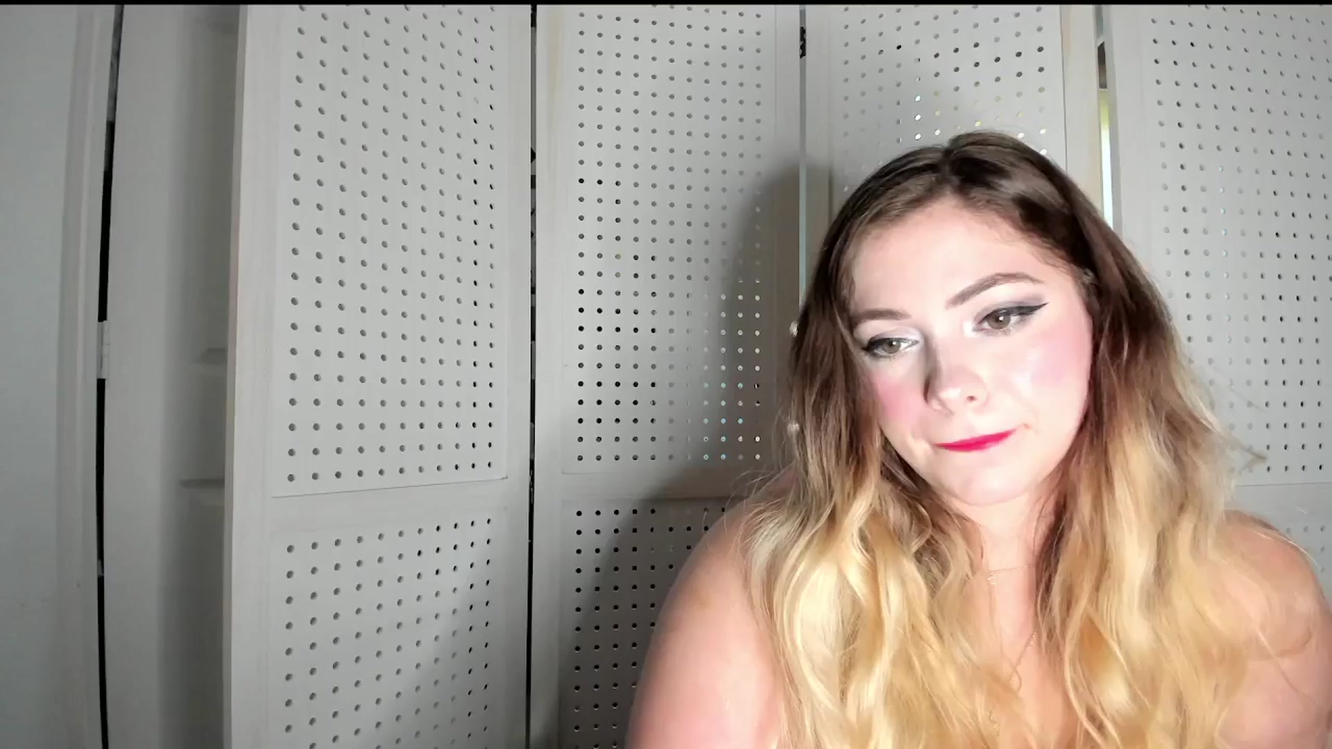 Gallery image thumbnail from lolypopbubble's myfreecams stream on, 10/01/2025, 16:15 image 6 of 20
