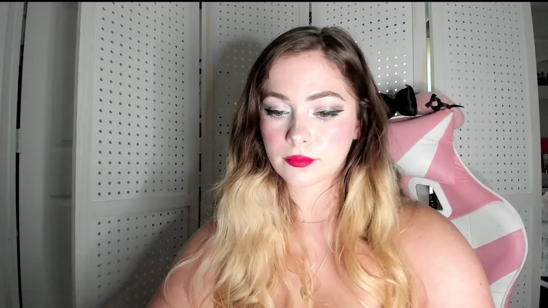 Gallery image thumbnail from lolypopbubble's myfreecams stream on, 10/01/2025, 16:15 image 4 of 20
