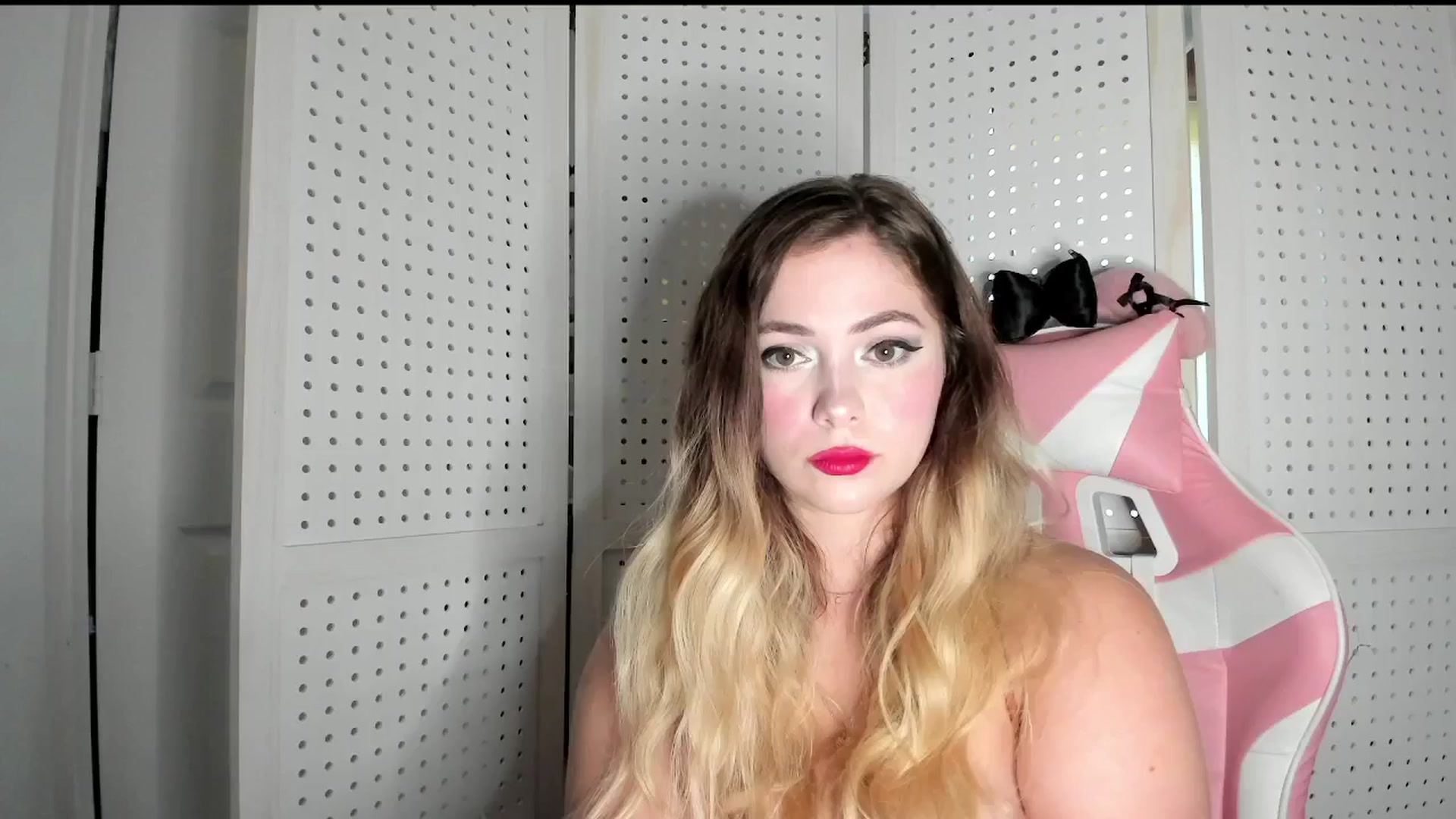 Gallery image thumbnail from lolypopbubble's myfreecams stream on, 10/01/2025, 16:15 image 8 of 20