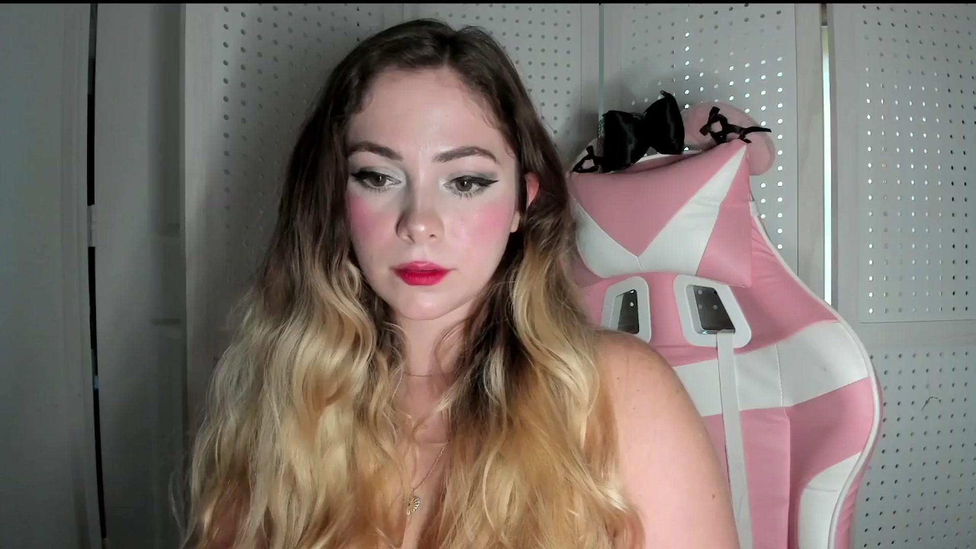 Gallery image thumbnail from lolypopbubble's myfreecams stream on, 10/01/2025, 20:45 image 18 of 20