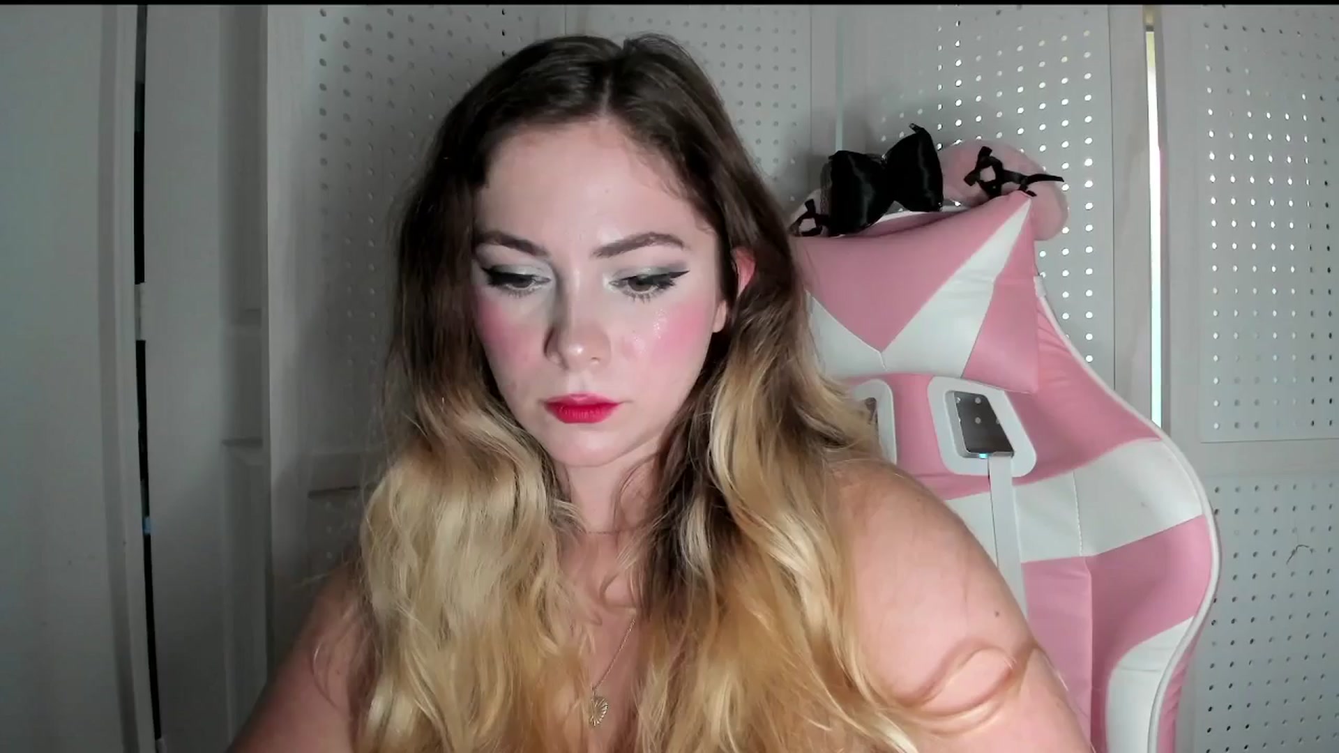 Gallery image thumbnail from lolypopbubble's myfreecams stream on, 10/01/2025, 20:45 image 17 of 20