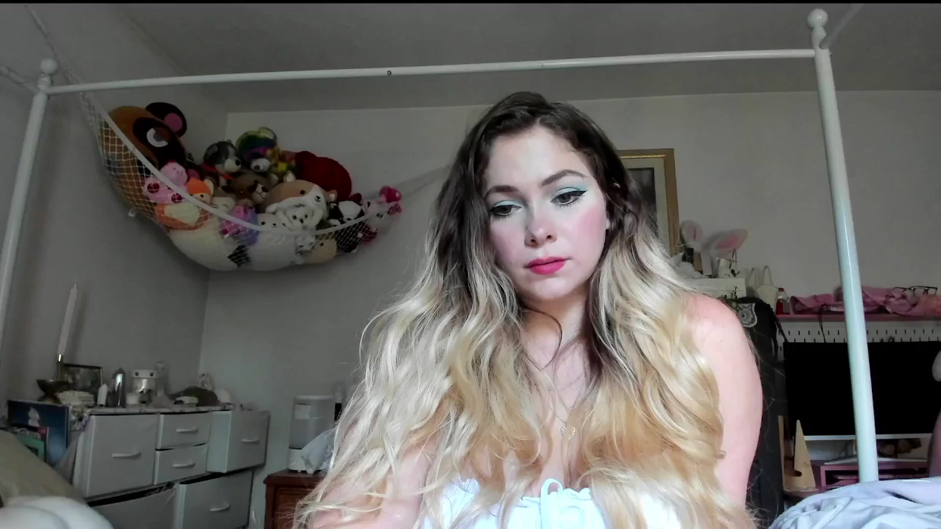 Gallery image thumbnail from lolypopbubble's myfreecams stream on, 10/02/2025, 21:06 image 7 of 20