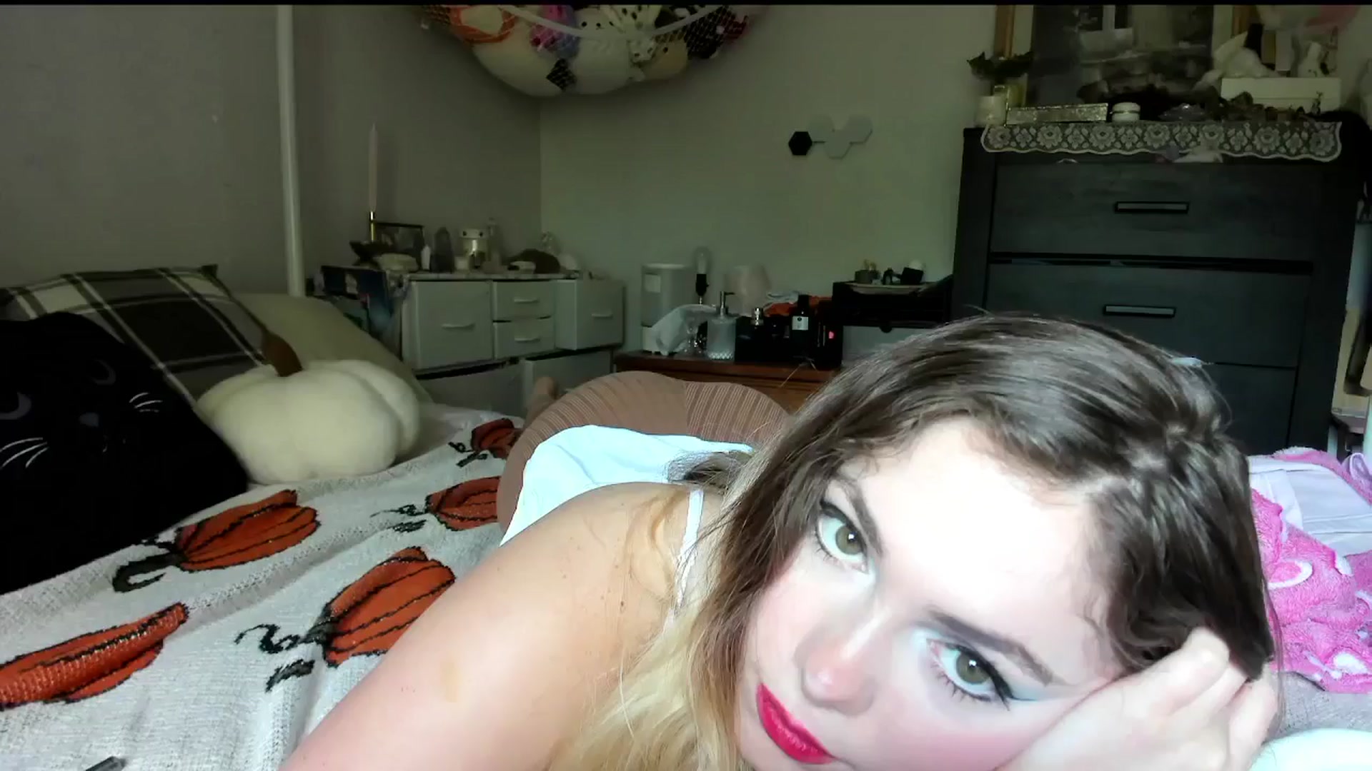 Gallery image thumbnail from lolypopbubble's myfreecams stream on, 10/02/2025, 21:06 image 12 of 20