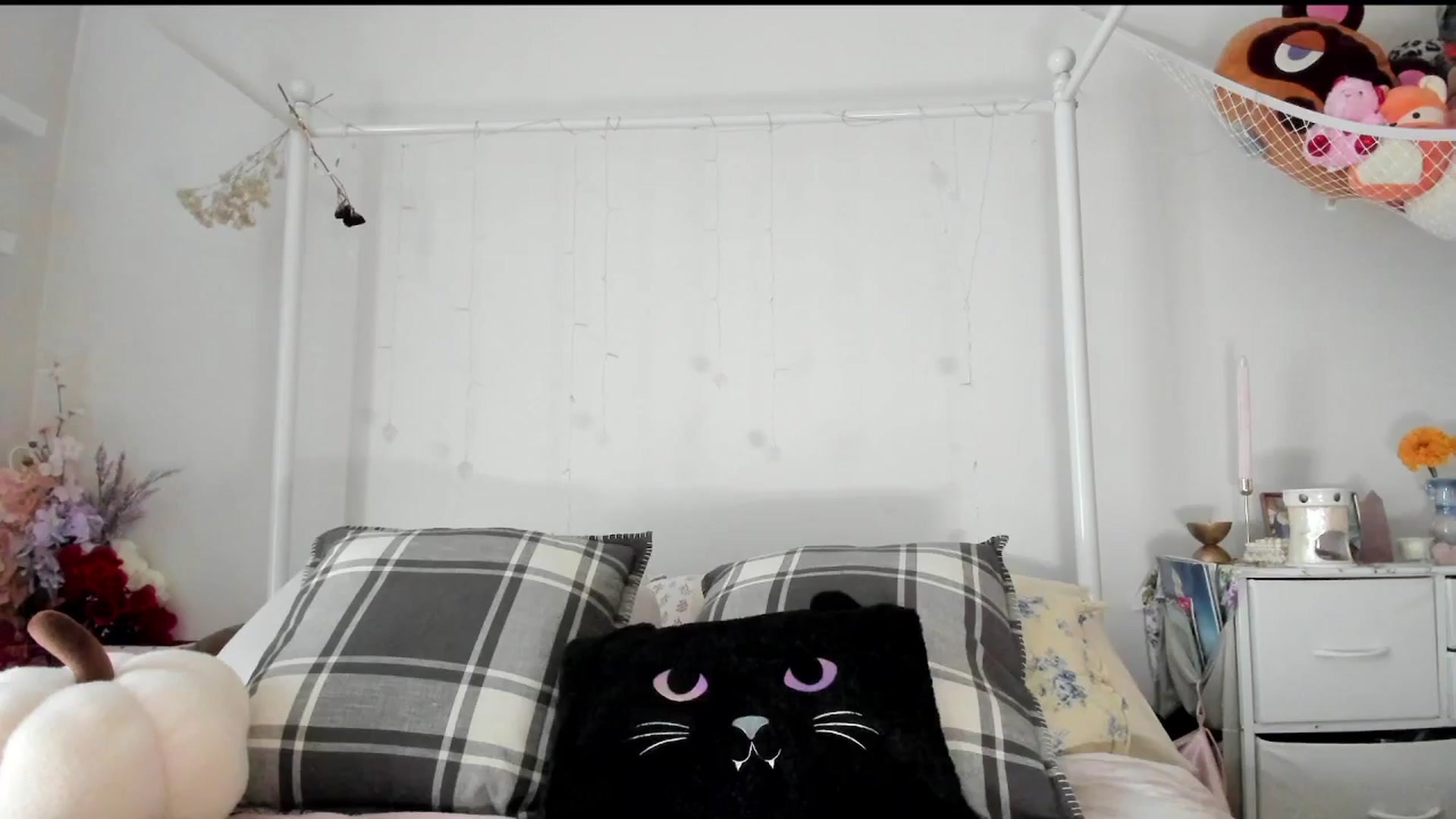 Gallery image thumbnail from lolypopbubble's myfreecams stream on, 10/06/2025, 20:45 image 15 of 20