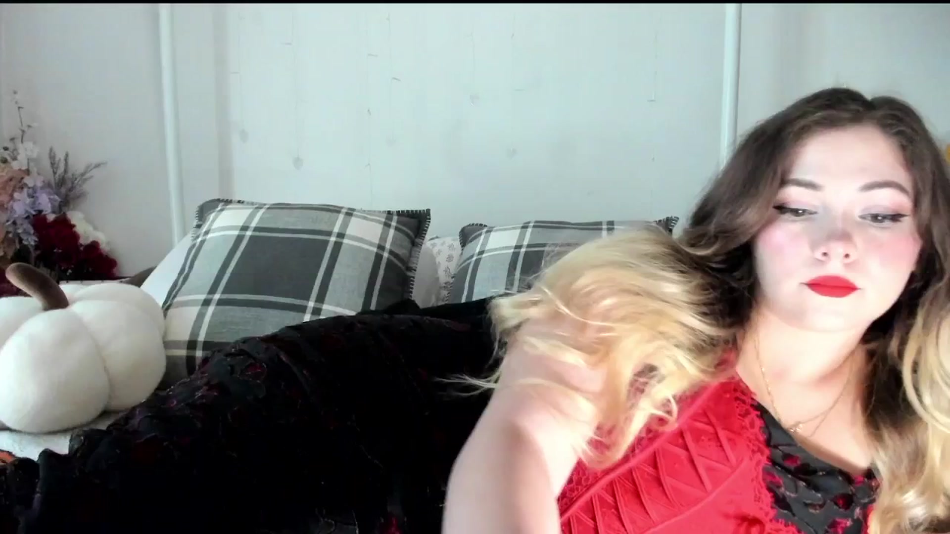 Gallery image thumbnail from lolypopbubble's myfreecams stream on, 10/06/2025, 20:45 image 3 of 20