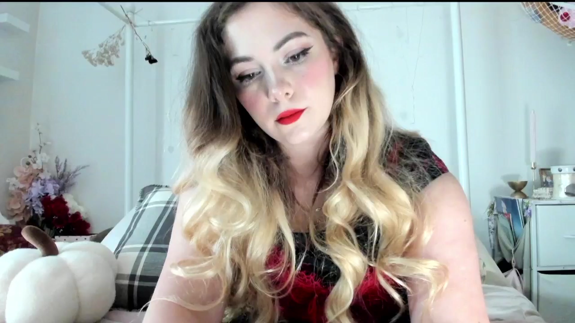 Gallery image thumbnail from lolypopbubble's myfreecams stream on, 10/06/2025, 20:45 image 16 of 20