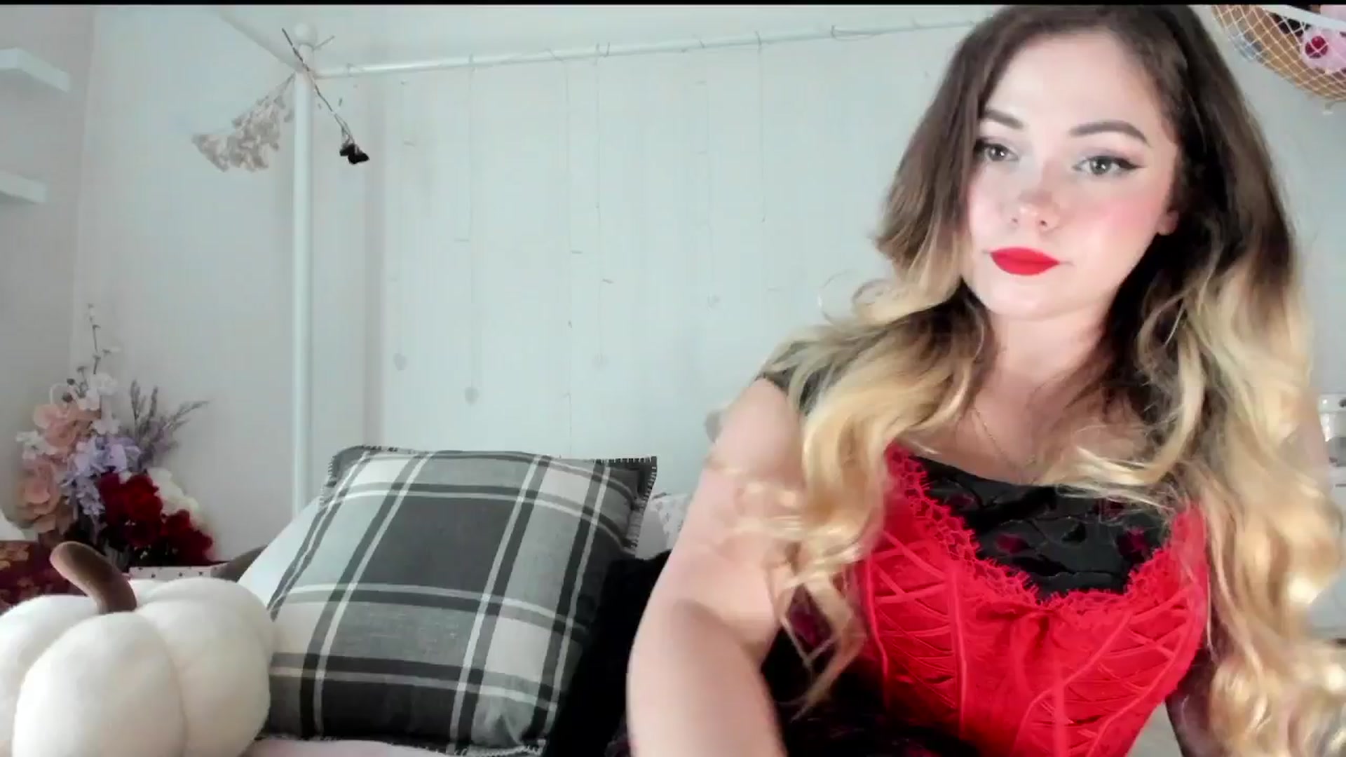 Gallery image thumbnail from lolypopbubble's myfreecams stream on, 10/06/2025, 20:45 image 20 of 20