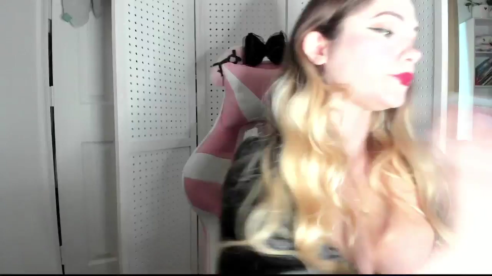 Gallery image thumbnail from lolypopbubble's myfreecams stream on, 10/13/2025, 21:01 image 1 of 20