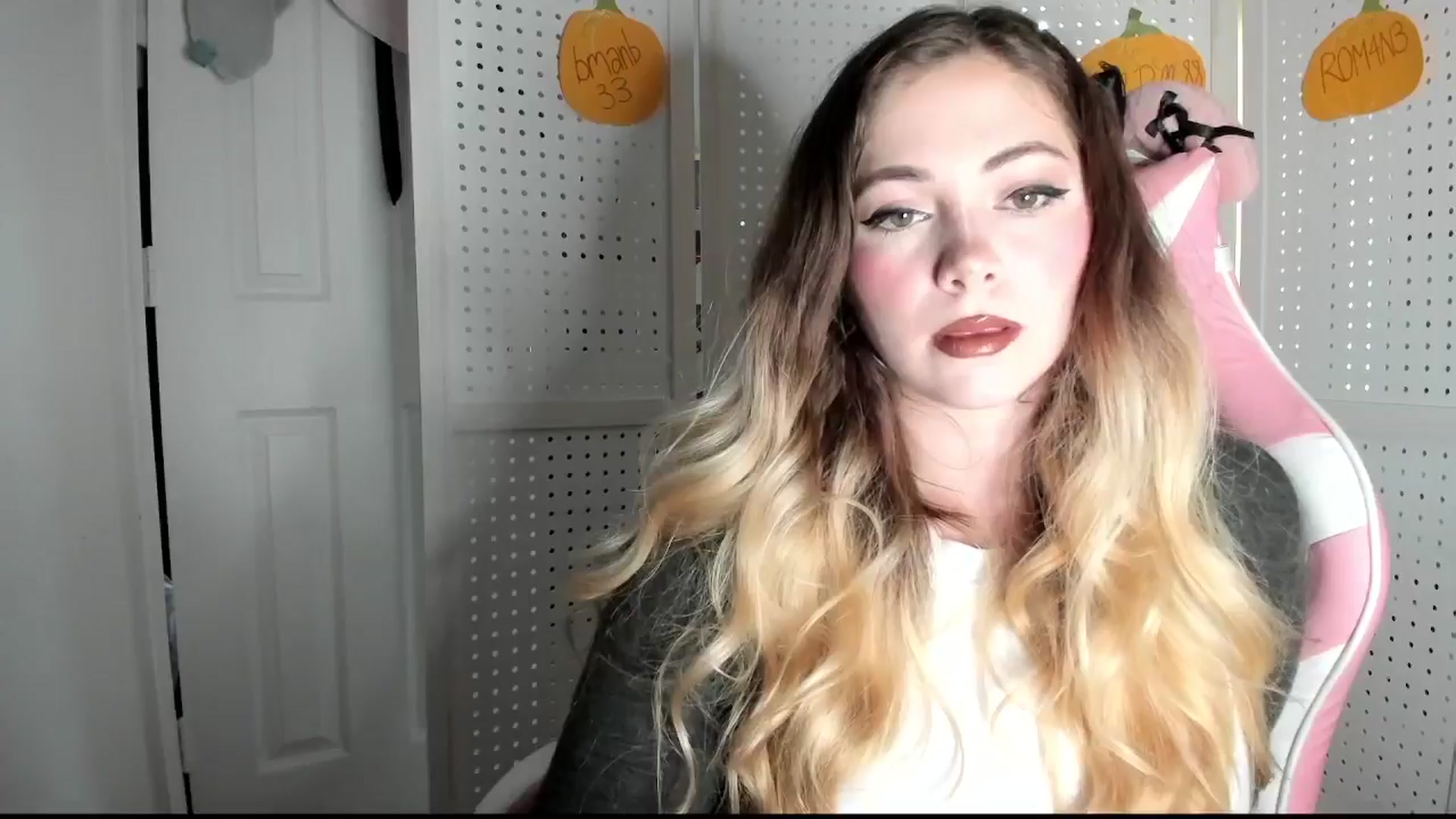 Gallery image thumbnail from lolypopbubble's myfreecams stream on, 10/14/2025, 18:16 image 9 of 20