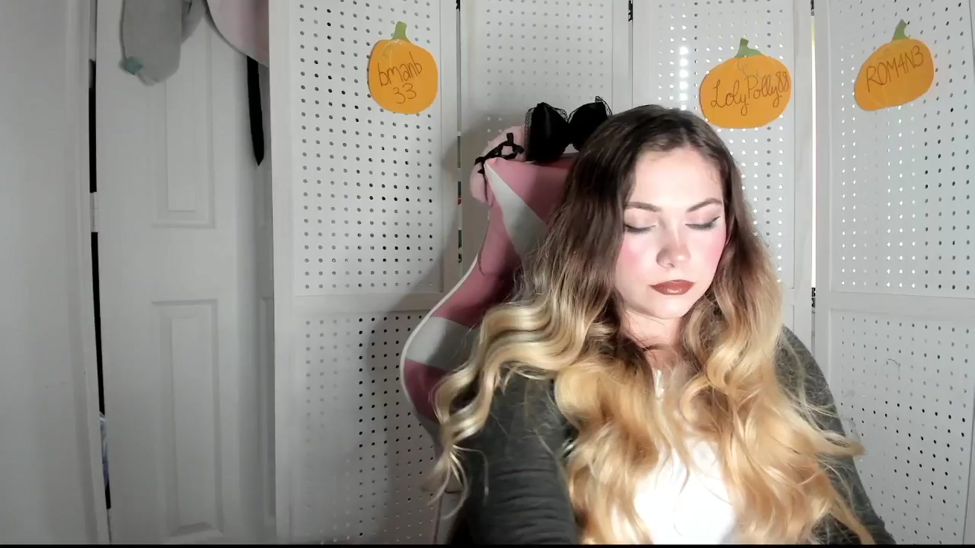 Gallery image thumbnail from lolypopbubble's myfreecams stream on, 10/14/2025, 18:16 image 19 of 20