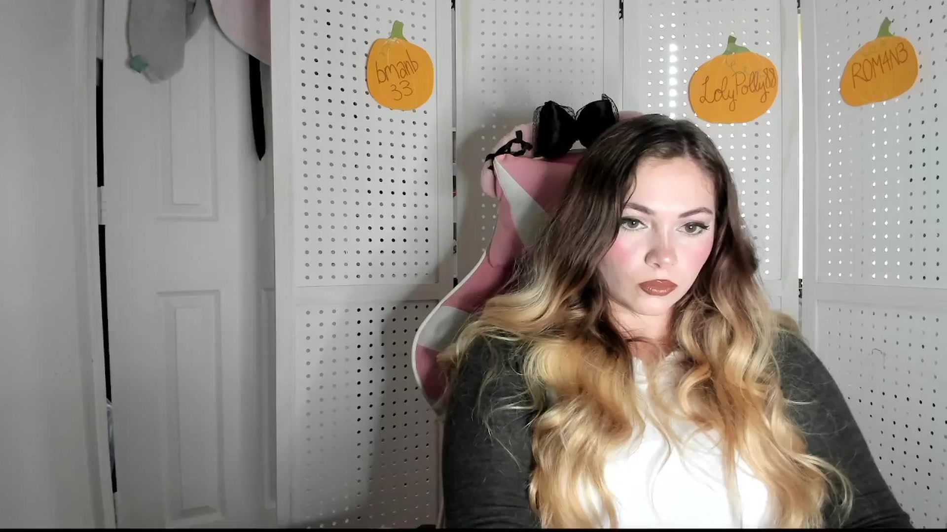 Gallery image thumbnail from lolypopbubble's myfreecams stream on, 10/14/2025, 18:16 image 15 of 20