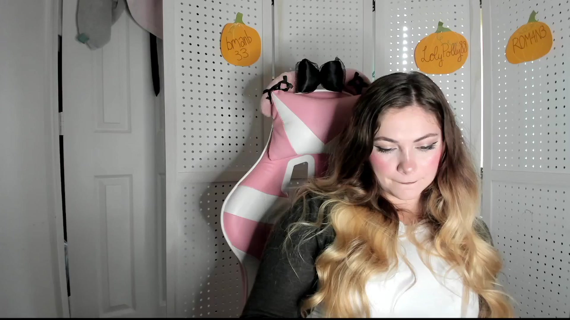 Gallery image thumbnail from lolypopbubble's myfreecams stream on, 10/14/2025, 18:16 image 13 of 20