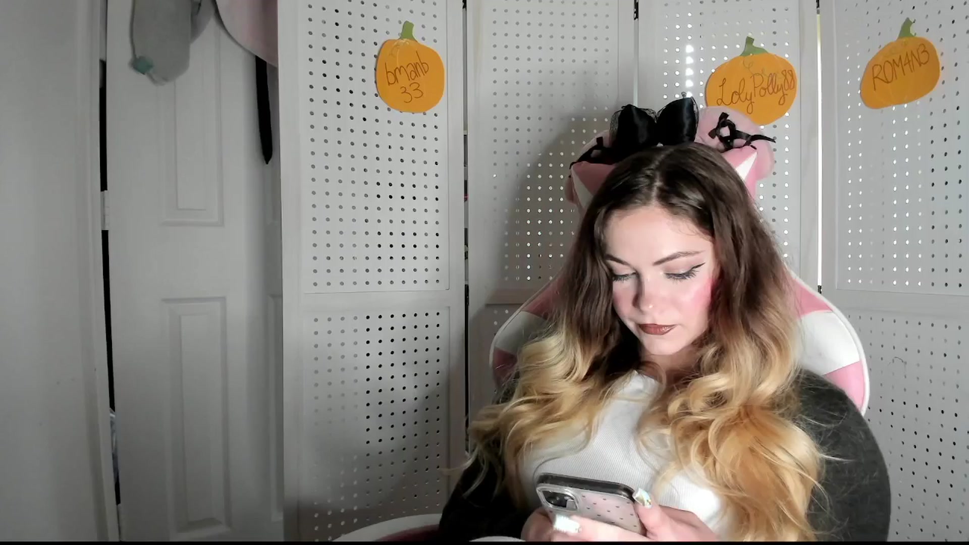 Gallery image thumbnail from lolypopbubble's myfreecams stream on, 10/14/2025, 18:16 image 12 of 20