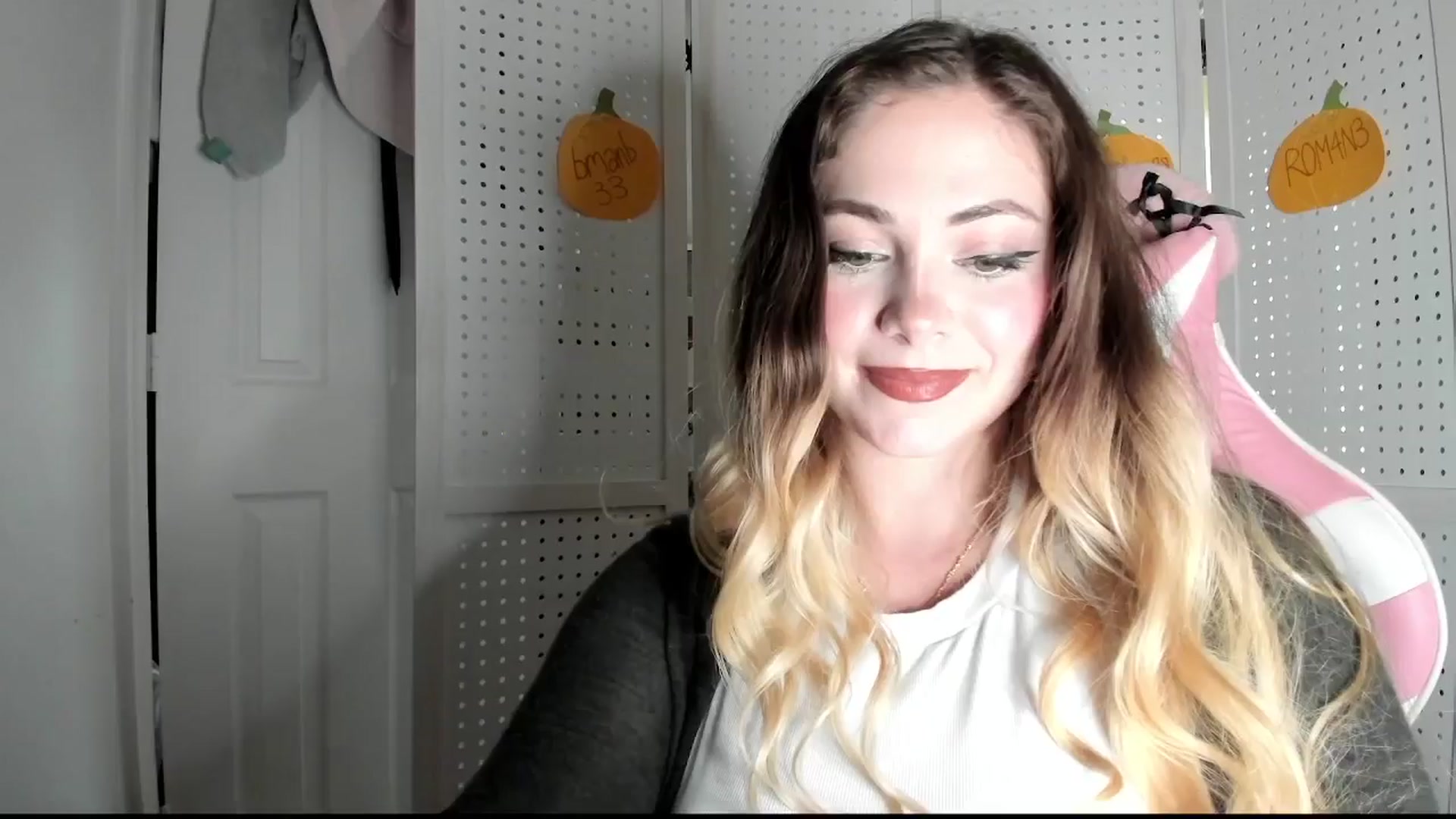 Gallery image thumbnail from lolypopbubble's myfreecams stream on, 10/14/2025, 20:04 image 8 of 20