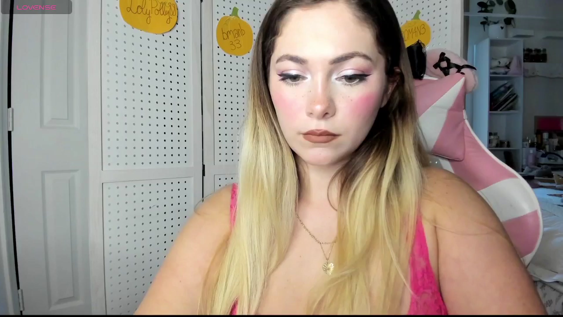 Gallery image thumbnail from lolypopbubble's myfreecams stream on, 10/21/2025, 21:05 image 20 of 20