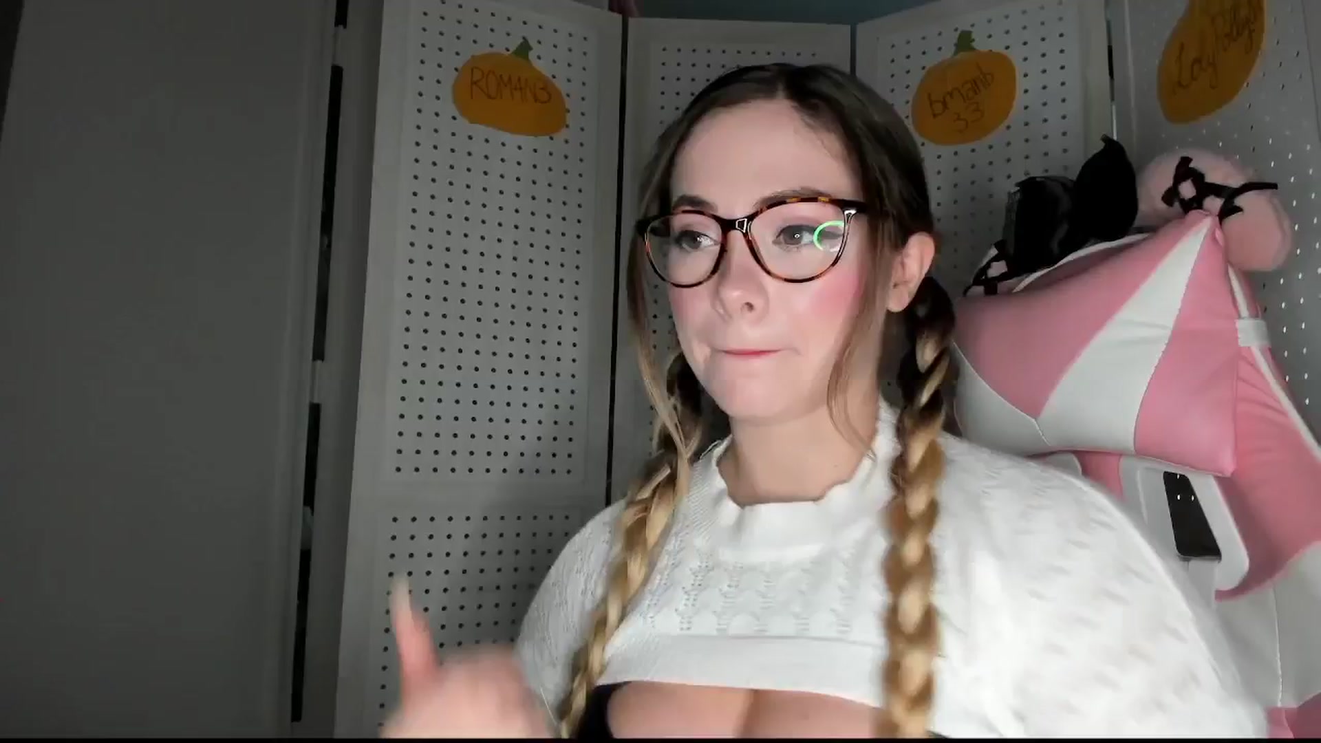 Gallery image thumbnail from lolypopbubble's myfreecams stream on, 10/23/2025, 17:46 image 12 of 20