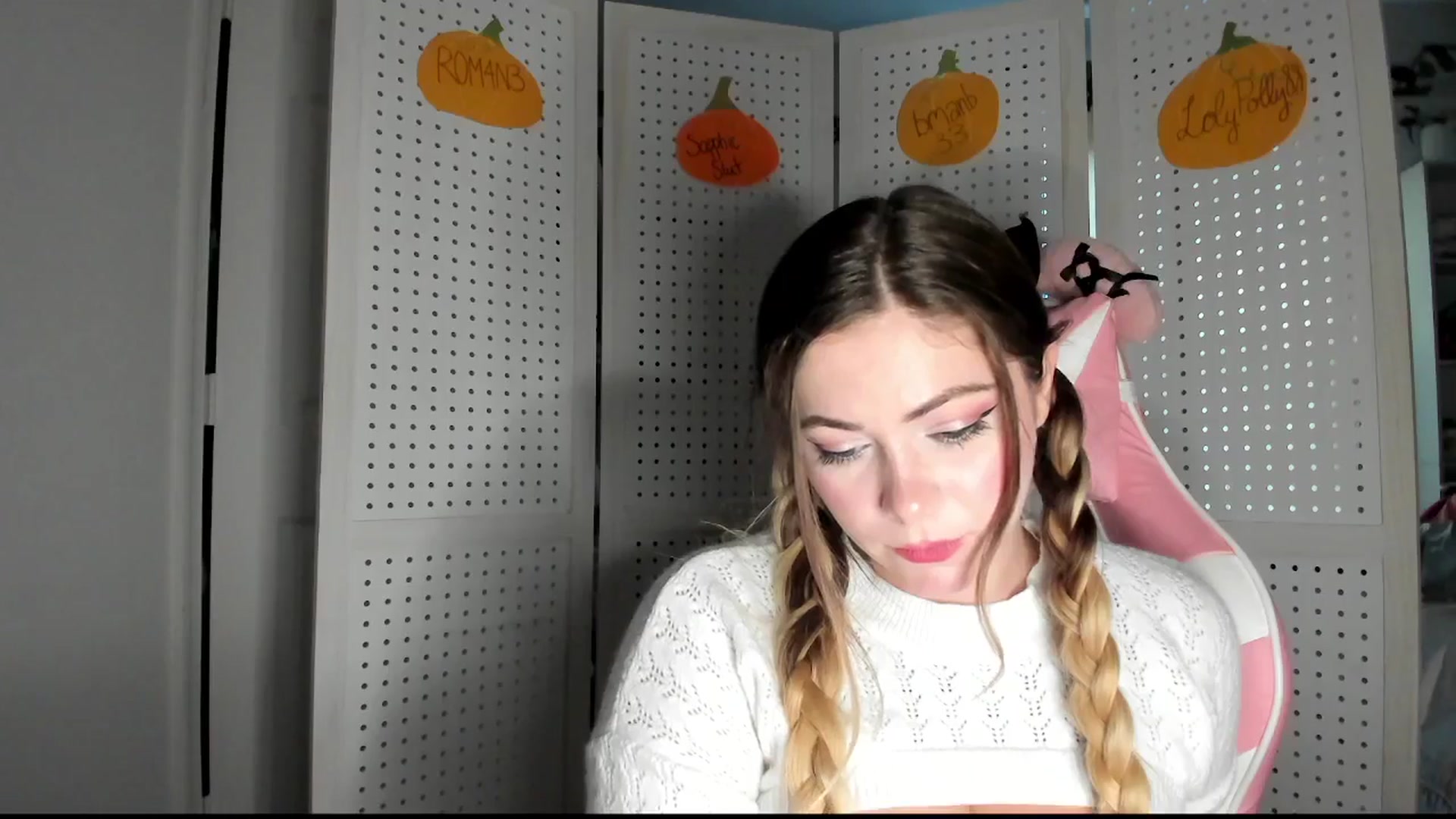 Gallery image thumbnail from lolypopbubble's myfreecams stream on, 10/23/2025, 21:07 image 17 of 20