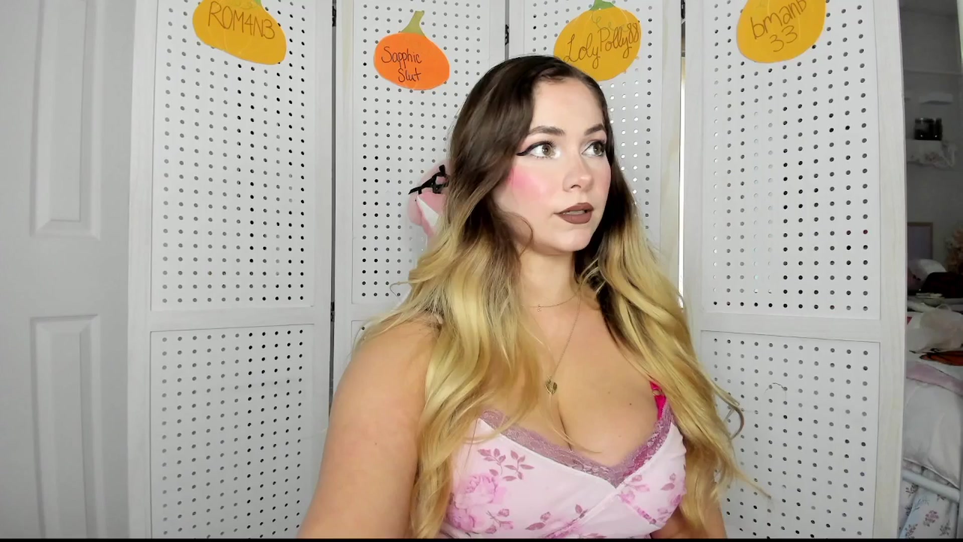 Gallery image thumbnail from lolypopbubble's myfreecams stream on, 10/27/2025, 19:00 image 11 of 20