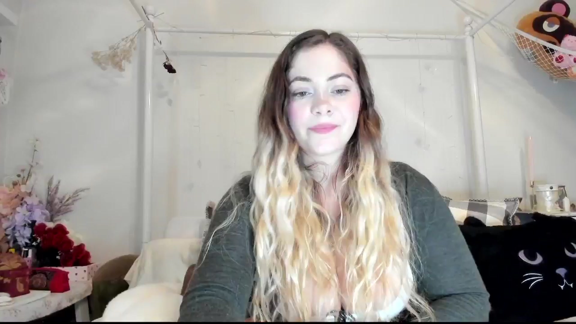 Gallery image thumbnail from lolypopbubble's myfreecams stream on, 10/28/2025, 20:29 image 18 of 20