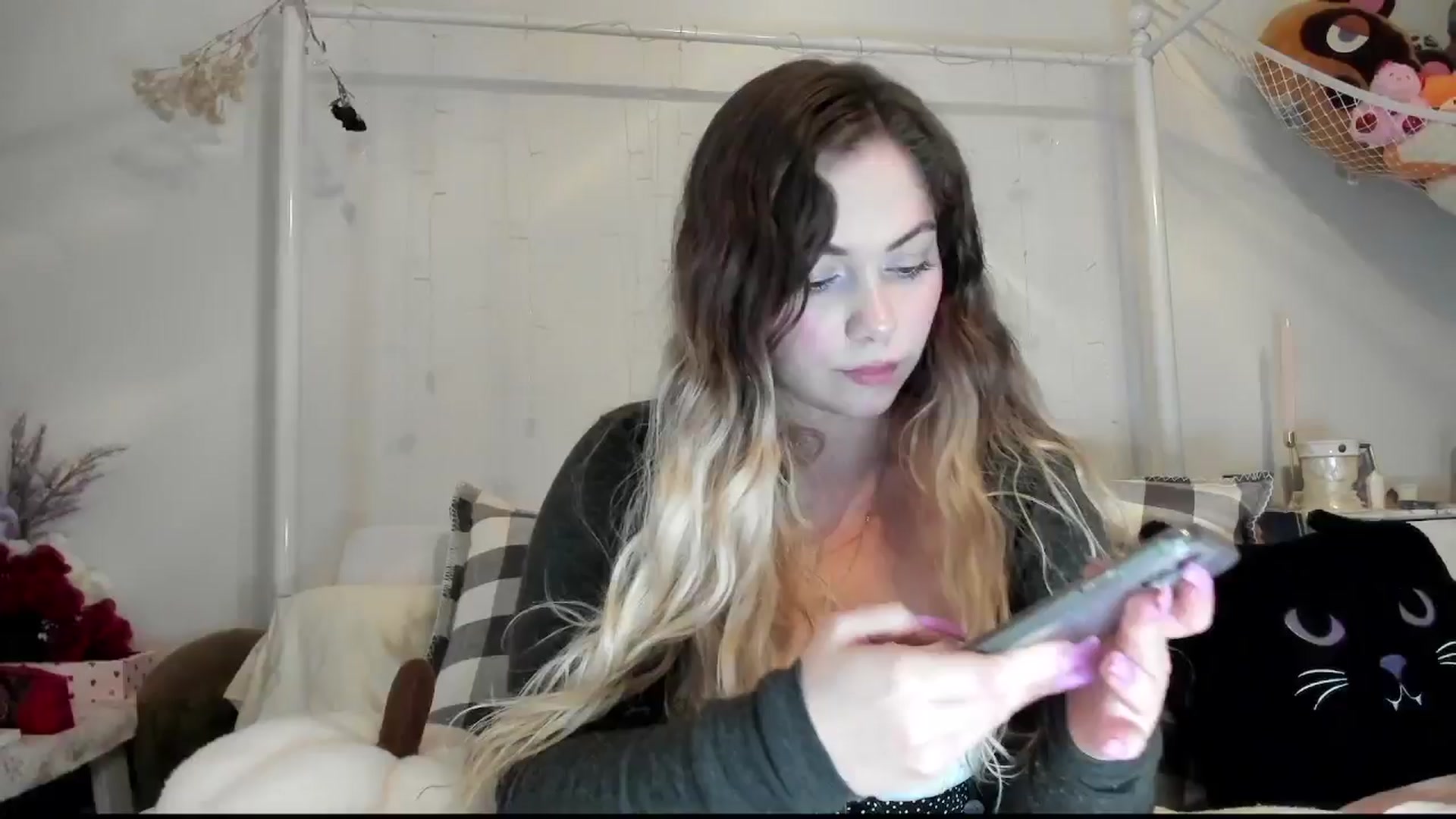 Gallery image thumbnail from lolypopbubble's myfreecams stream on, 10/28/2025, 20:29 image 19 of 20