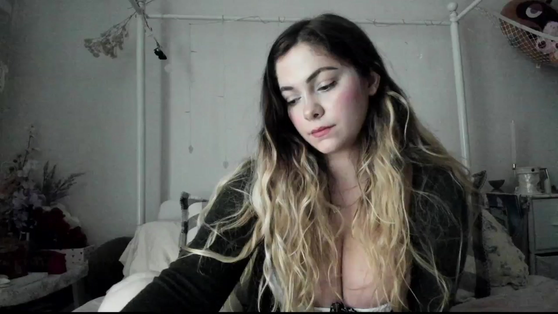 Gallery image thumbnail from lolypopbubble's myfreecams stream on, 10/28/2025, 20:29 image 9 of 20