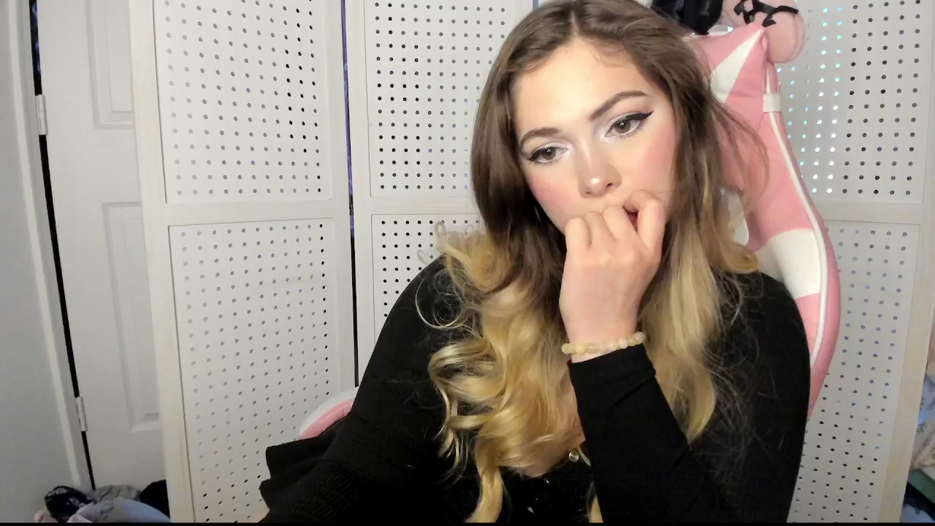 Gallery image thumbnail from lolypopbubble's myfreecams stream on, 11/04/2025, 21:56 image 16 of 20