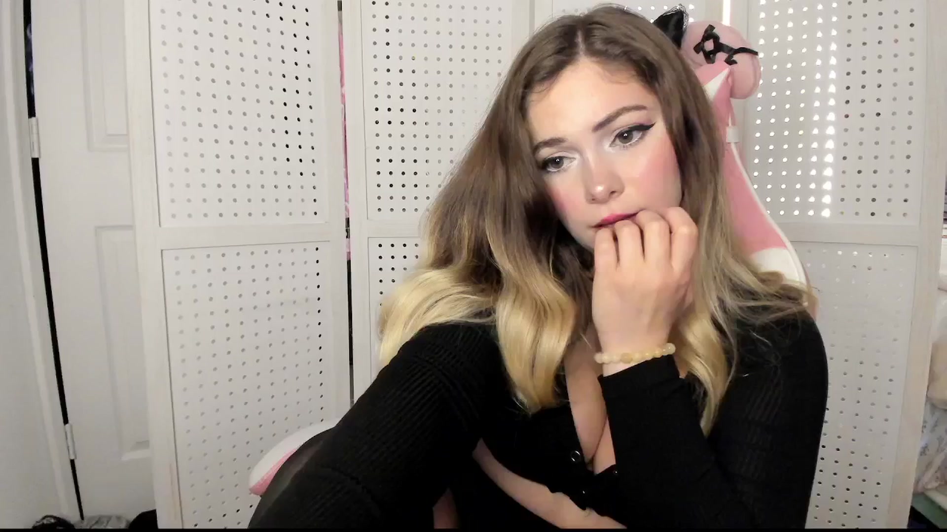 Gallery image thumbnail from lolypopbubble's myfreecams stream on, 11/04/2025, 21:56 image 19 of 20
