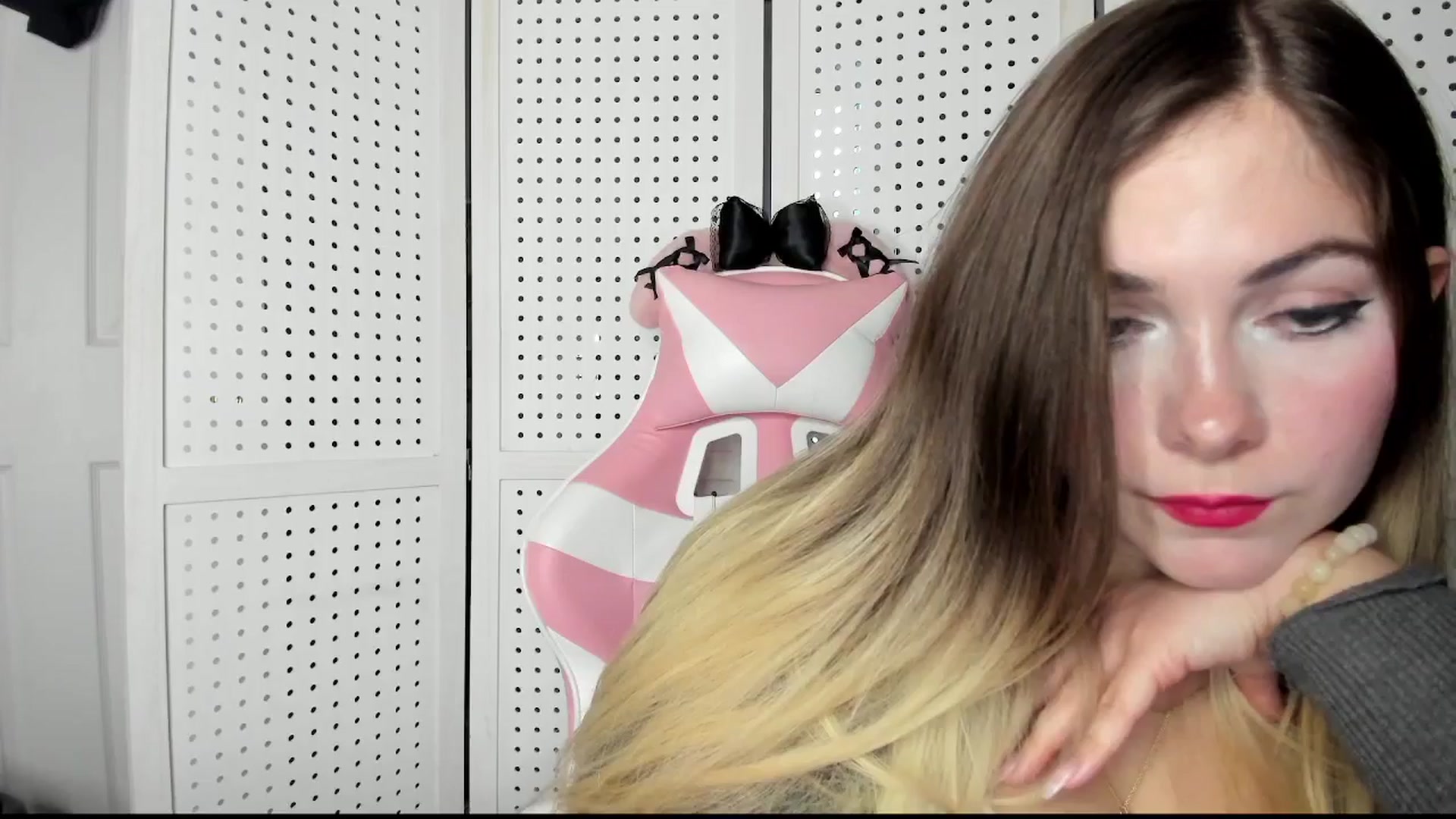 Gallery image thumbnail from lolypopbubble's myfreecams stream on, 11/12/2025, 22:19 image 19 of 20