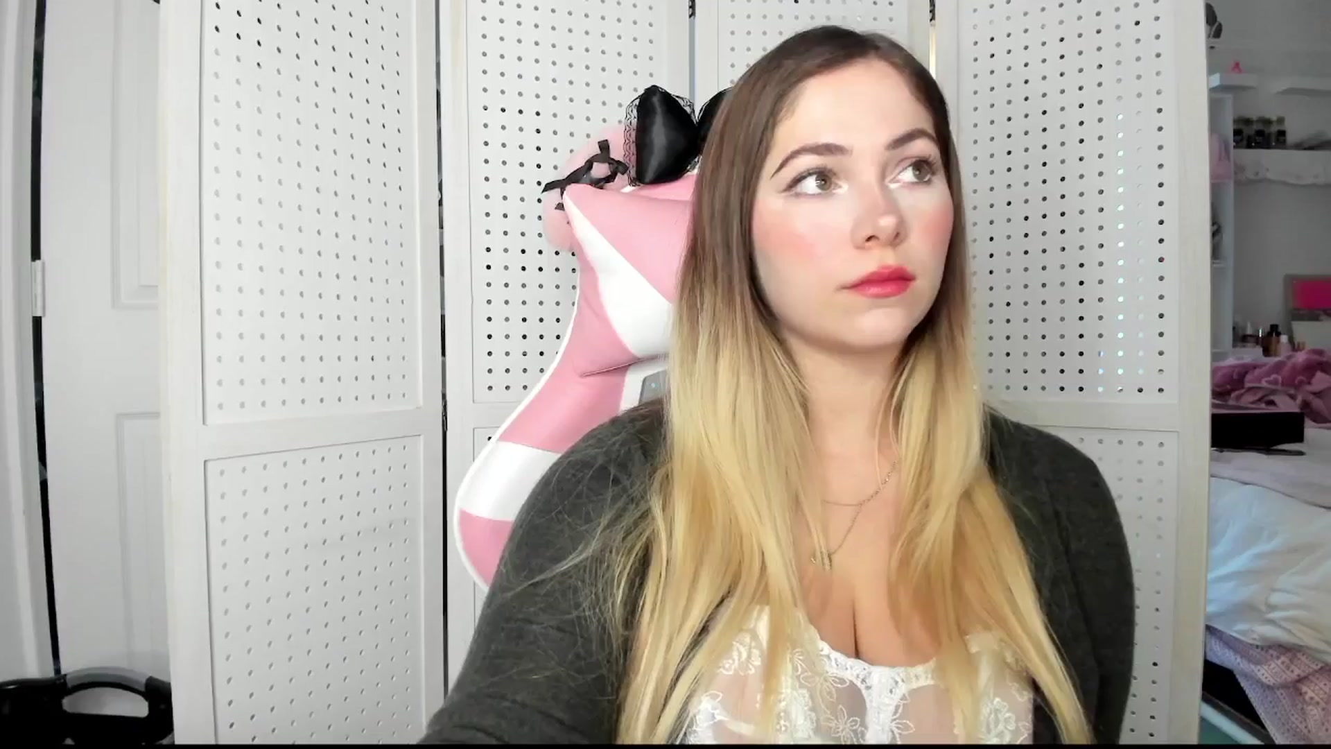 Gallery image thumbnail from lolypopbubble's myfreecams stream on, 11/13/2025, 18:11 image 2 of 20