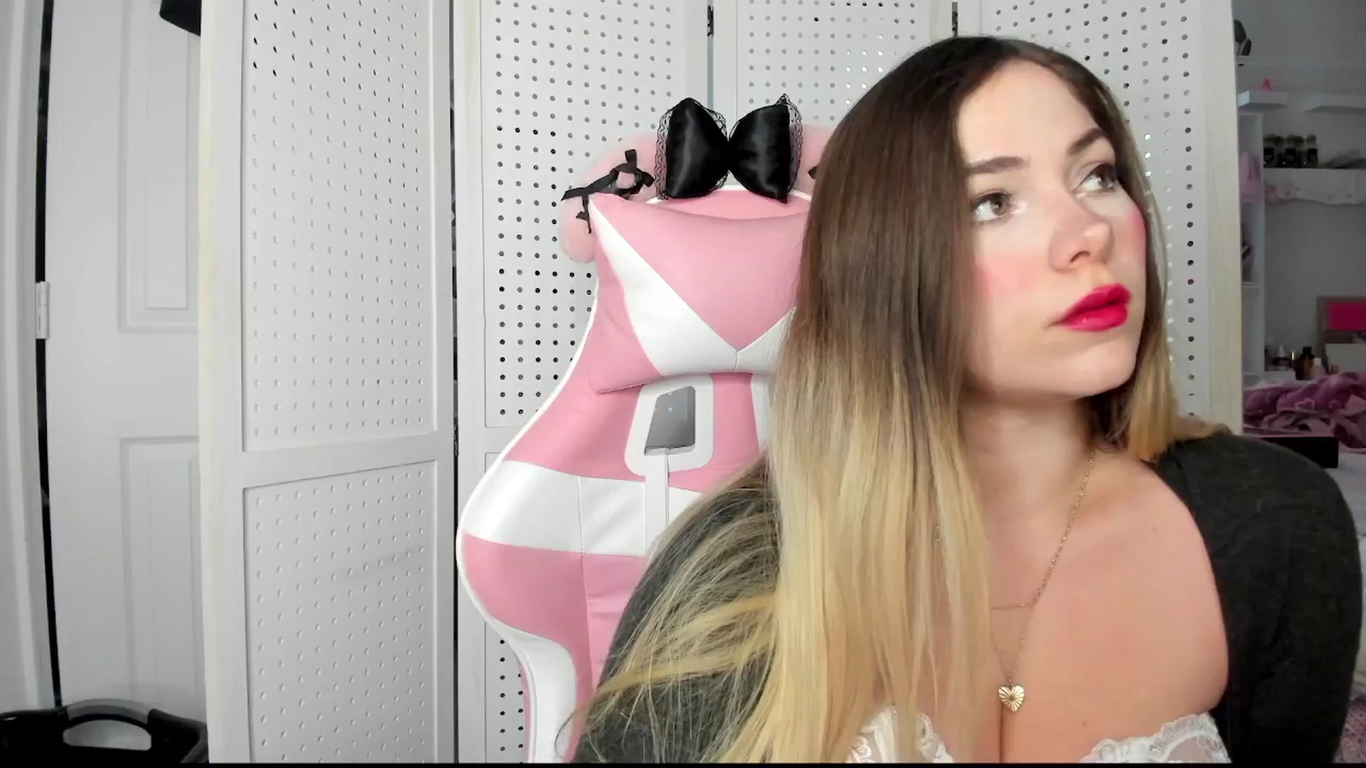 Gallery image thumbnail from lolypopbubble's myfreecams stream on, 11/13/2025, 18:11 image 16 of 20