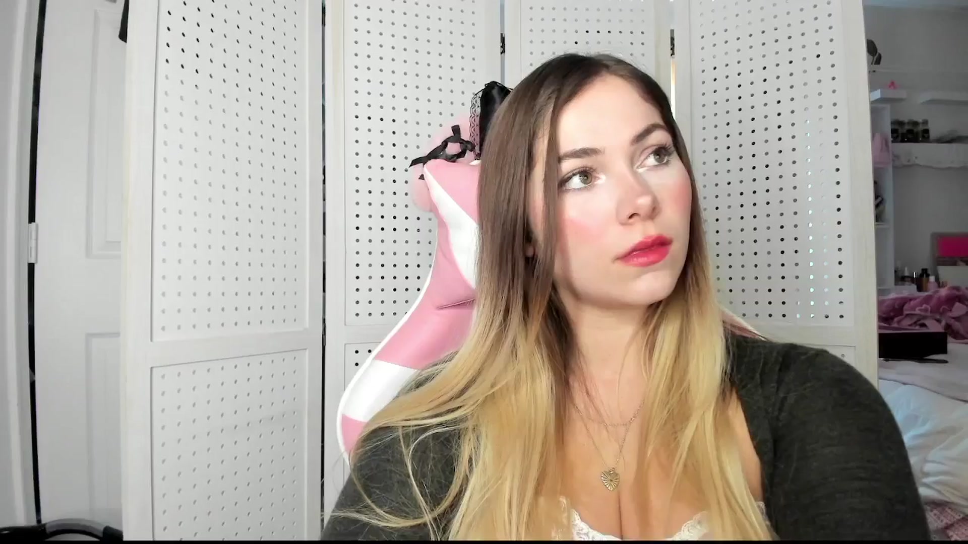 Gallery image thumbnail from lolypopbubble's myfreecams stream on, 11/13/2025, 18:11 image 1 of 20