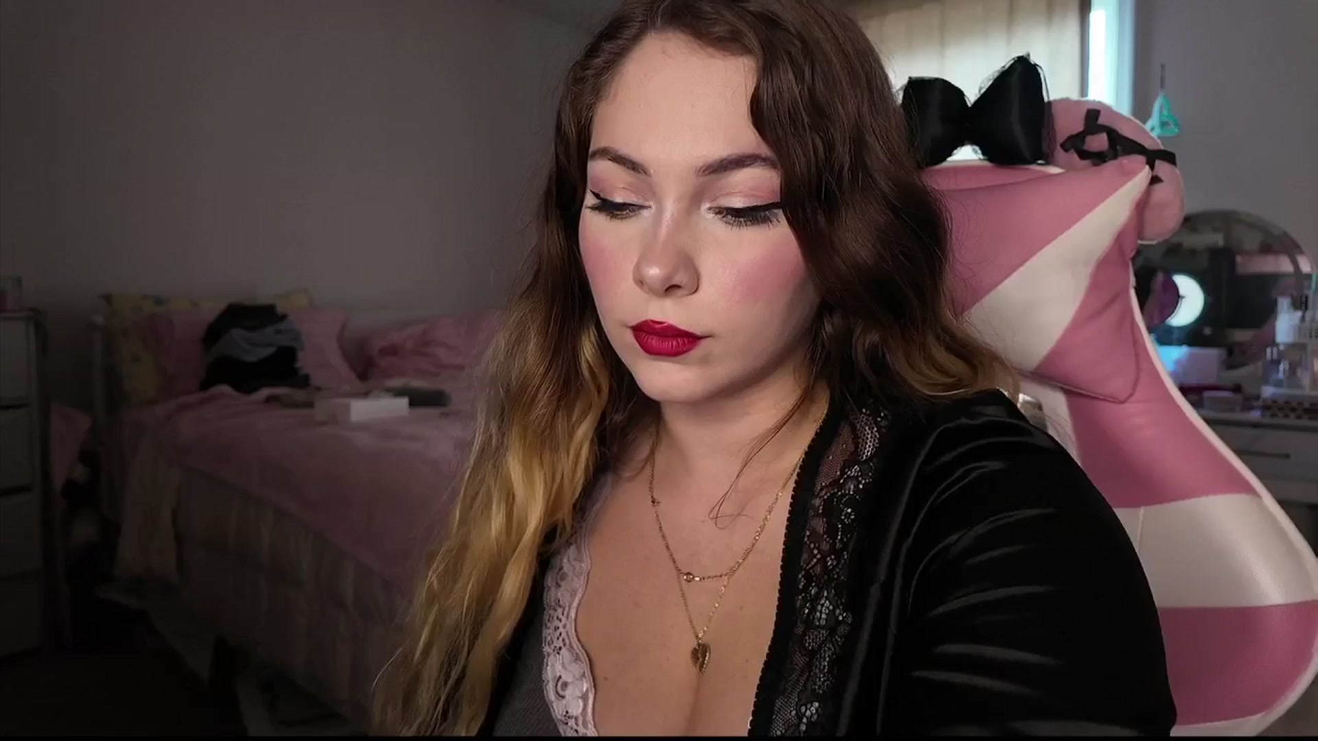Gallery image thumbnail from lolypopbubble's myfreecams stream on, 11/26/2025, 17:35 image 9 of 20
