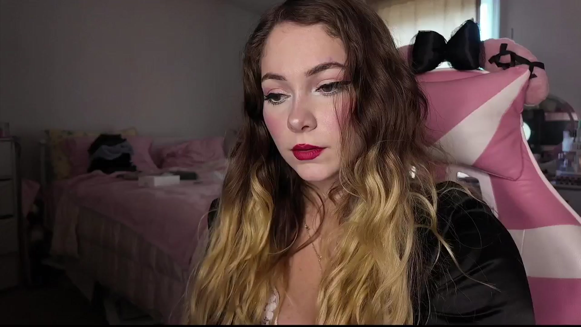 Gallery image thumbnail from lolypopbubble's myfreecams stream on, 11/26/2025, 17:35 image 13 of 20