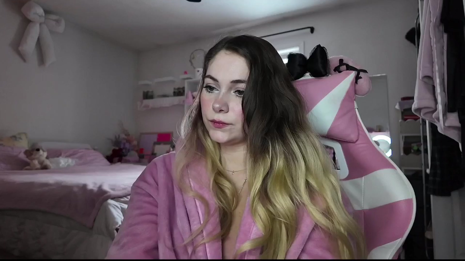 Gallery image thumbnail from lolypopbubble's myfreecams stream on, 12/05/2025, 21:07 image 19 of 20