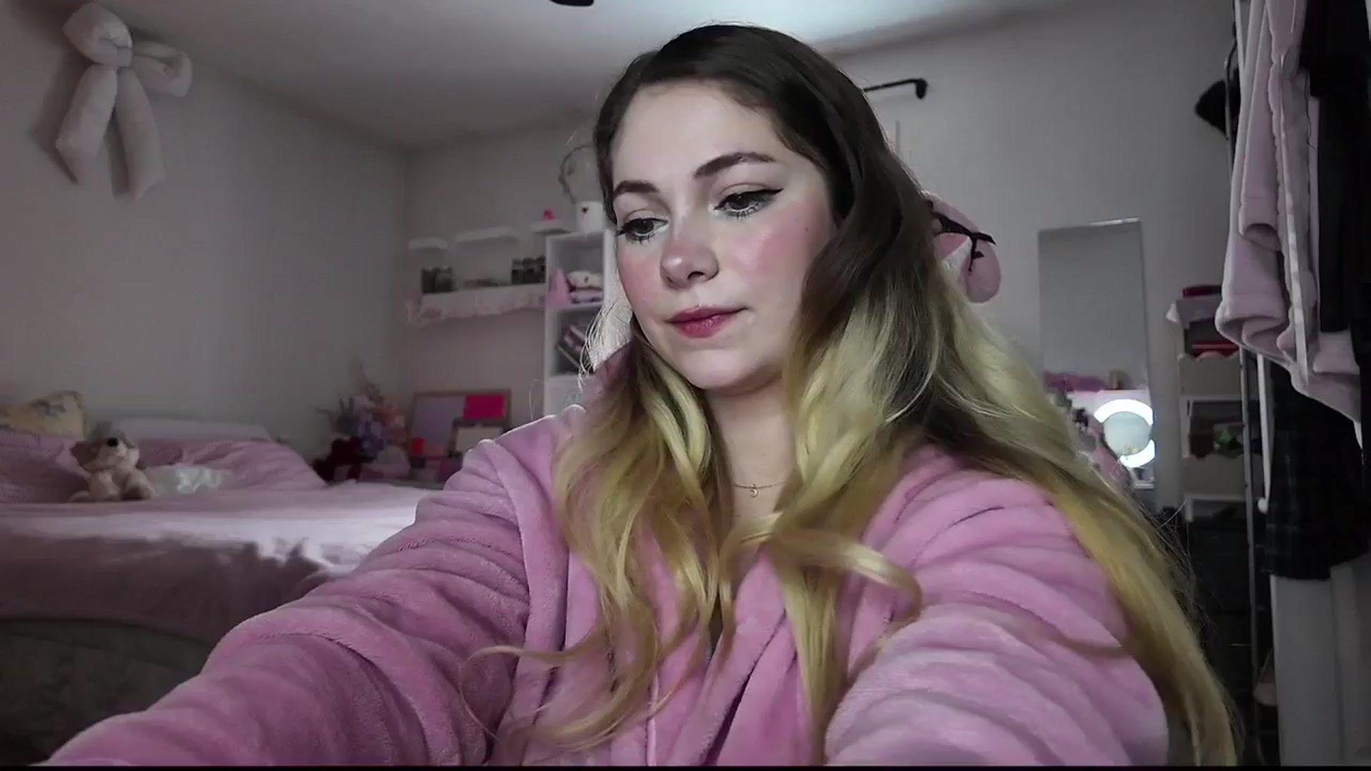 Gallery image thumbnail from lolypopbubble's myfreecams stream on, 12/05/2025, 21:07 image 11 of 20