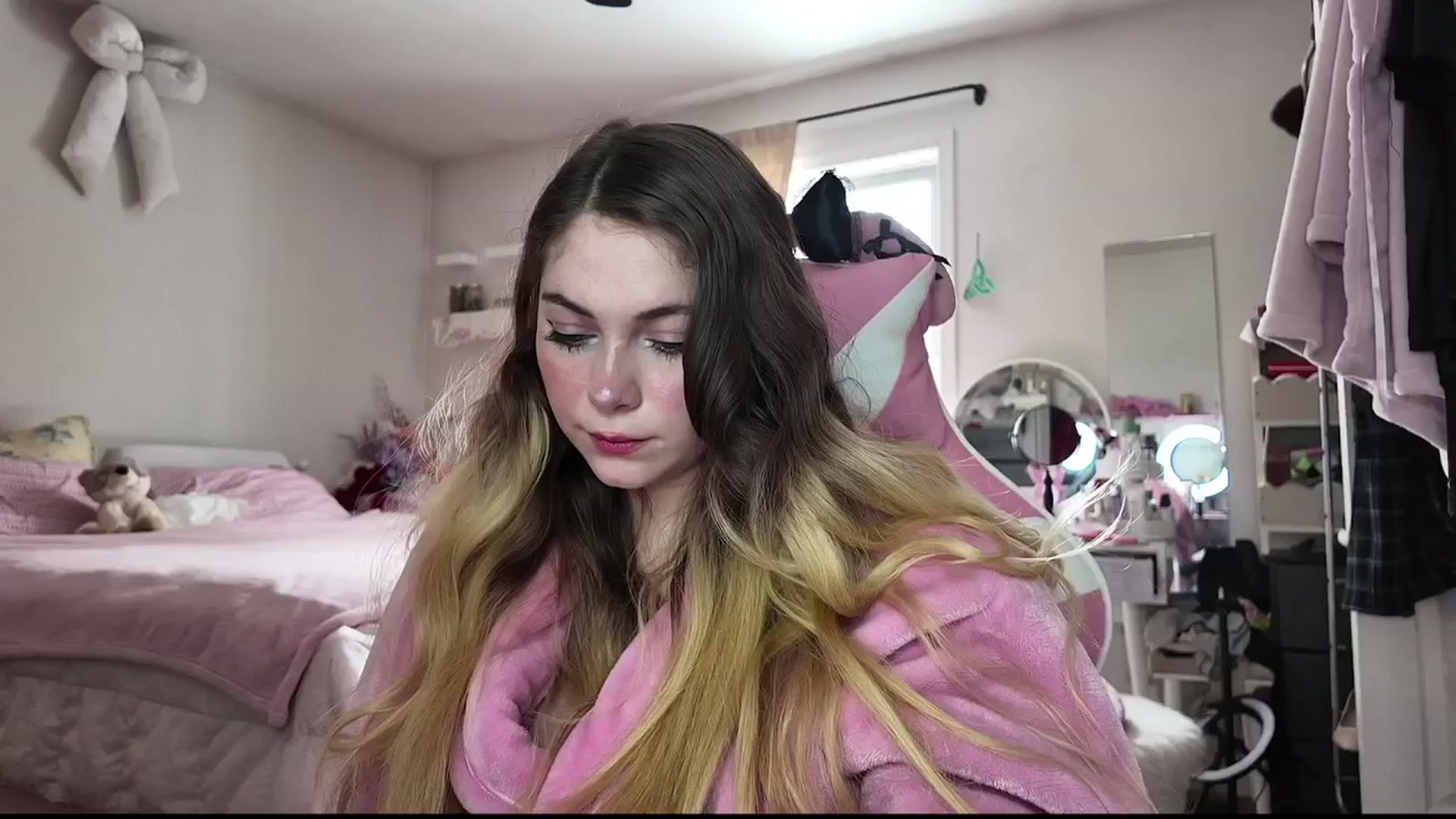 Gallery image thumbnail from lolypopbubble's myfreecams stream on, 12/05/2025, 21:07 image 2 of 20