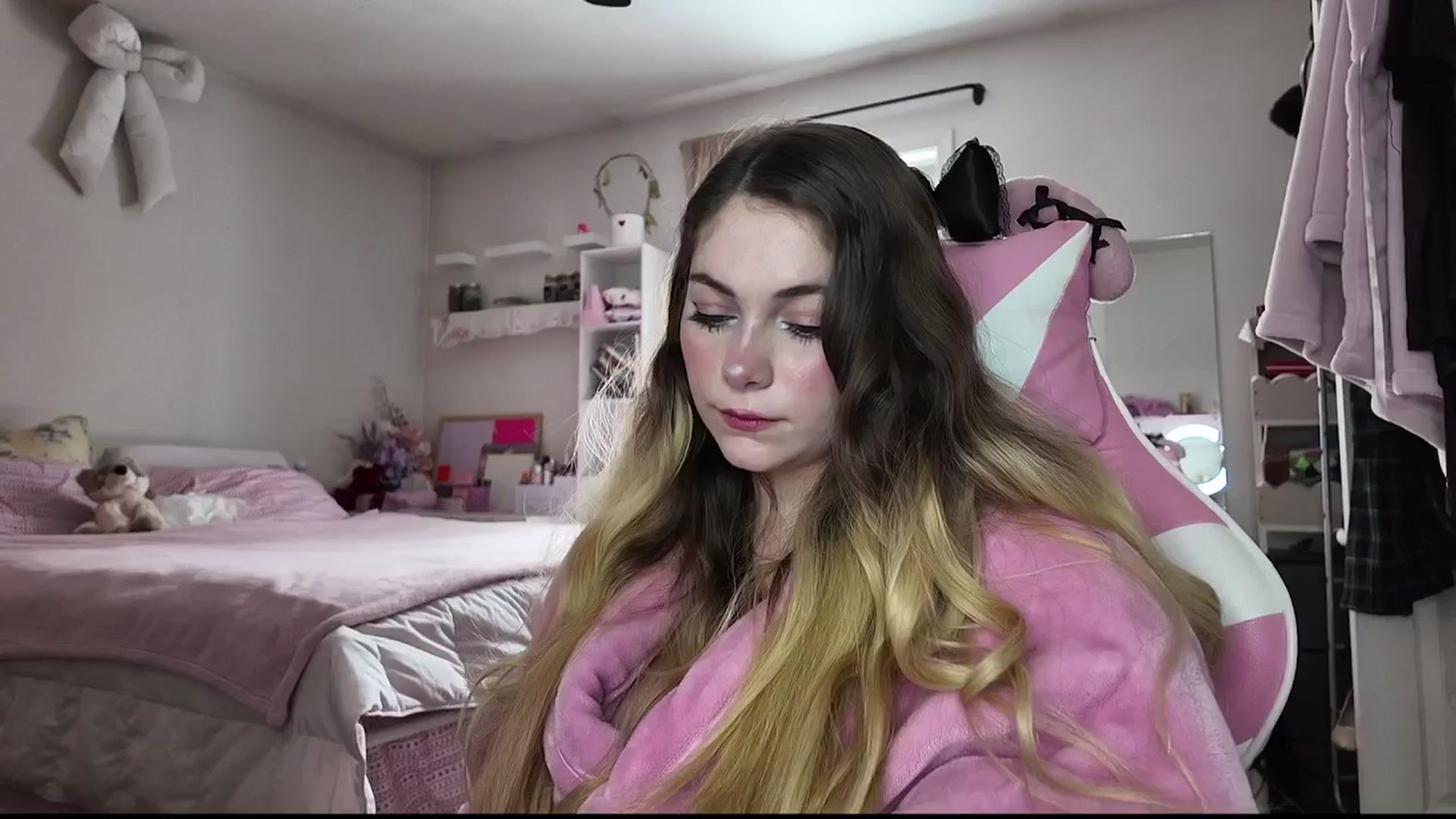 Gallery image thumbnail from lolypopbubble's myfreecams stream on, 12/05/2025, 21:07 image 4 of 20