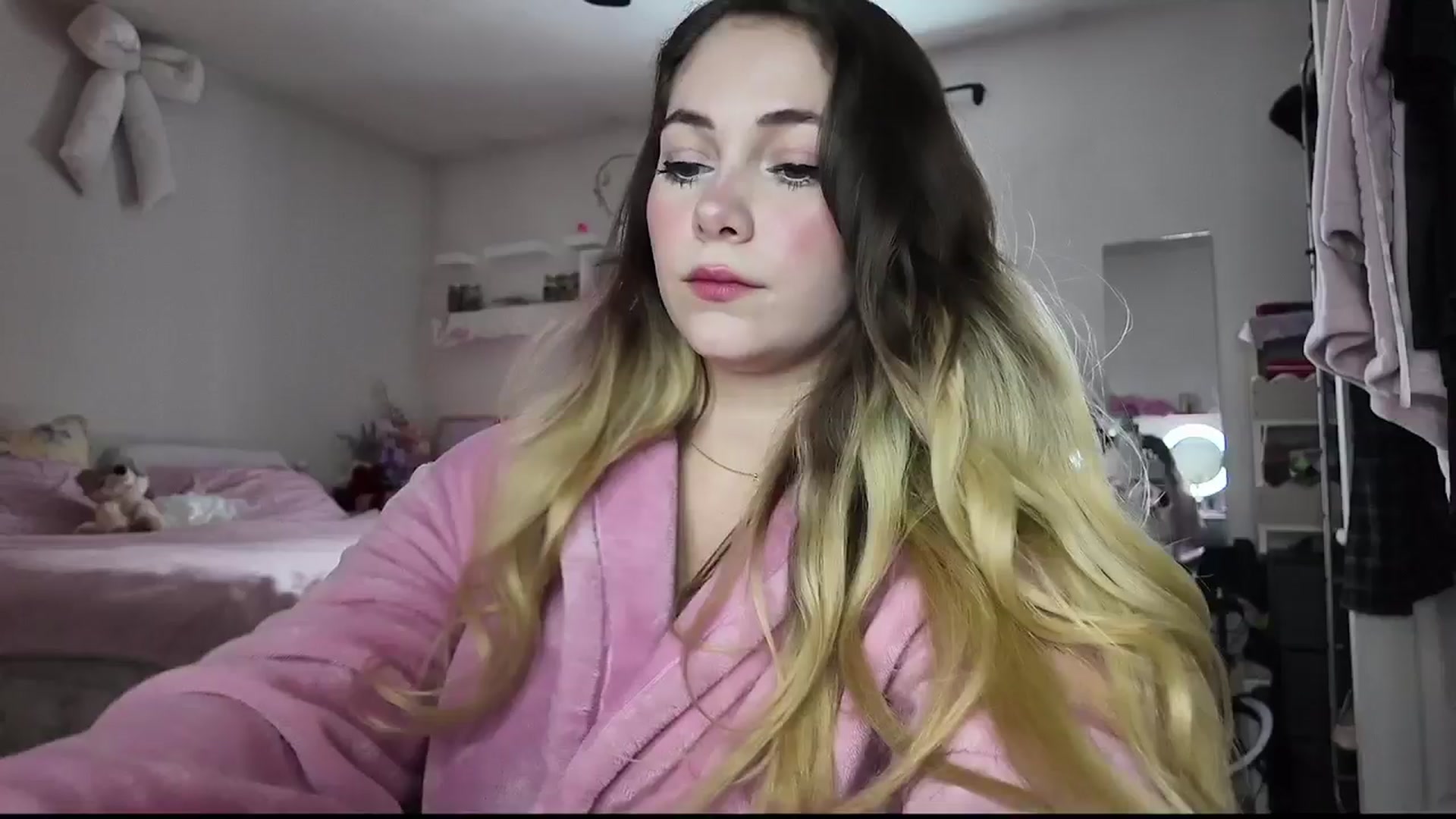 Gallery image thumbnail from lolypopbubble's myfreecams stream on, 12/05/2025, 21:07 image 9 of 20